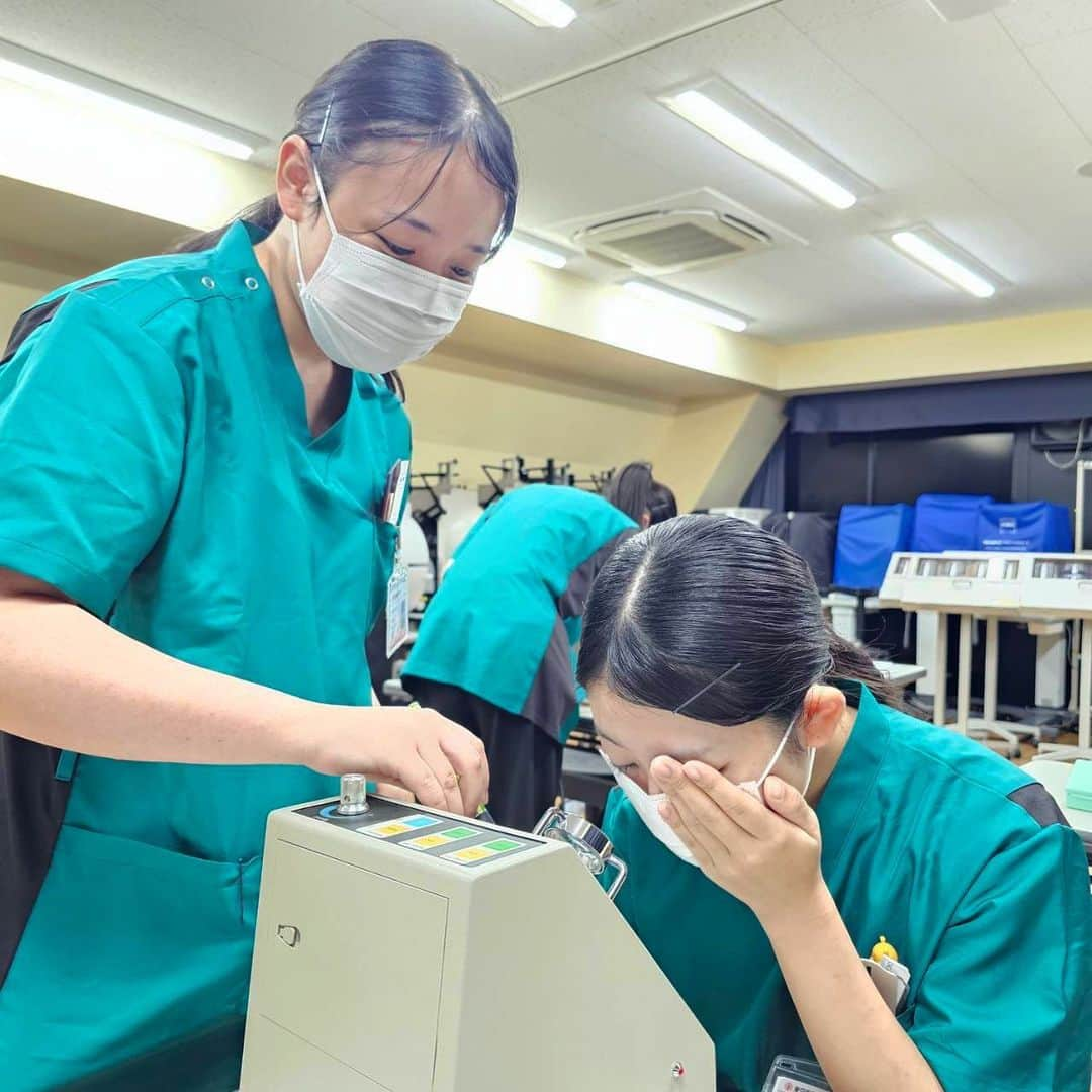 東京医薬専門学校さんのインスタグラム写真 - (東京医薬専門学校Instagram)「視能訓練士科1年生👀 実習授業が始まって、早1ヶ月✨  初めての眼科検査、慣れないことばかり！！！ 検査だけでなく、皆で話し合いながら授業を取り組むことでコミュニケーション能力や発言力も身につけています💪🏻  慣れないことばかりで大変だけど、1年生頑張れ🔥  #視能訓練士 #視能訓練士のたまご #ort #tcm #東京医薬看護専門学校 #医療 #眼科 #目 #検査 #実習 #勉強垢 #資格取得 #葛西 #江戸川区」10月6日 12時52分 - tokyo_iyaku