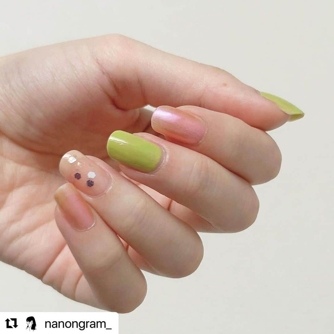 【PLANET NAIL（プラネット ネイル）】公式さんのインスタグラム写真 - (【PLANET NAIL（プラネット ネイル）】公式Instagram)「✰✰✰✰✰✰✰✰✰✰✰✰✰✰✰✰ PLANET Girl🪐 @nanongram_ さま  PLB33  月虹の起源 を使った元気いっぱい ビタミンカラーネイルを ご紹介させてください🩷 ╍ ╍ ╍ ╍ ╍ ╍ ╍ ╍ ╍ ╍ ╍ ╍ ╍ ╍ ╍ ╍ ╍  今回は @planet.jp さんのカラーを使った、 シンプルラメネイルです✨ 元気の出る彩度高めのカラーと合わせてみました！  私はイベント事がある日や、服装がモノトーンの日は、 よりネイルを派手にしたくなる傾向があります笑 そんな日にラメがピッタリですよね‼️ 共感できる方いたら嬉しいです☺️💕  ••┈┈••✼••┈┈••✼••┈┈••✼••┈┈••✼ 使用したネイル  ラメ @planet.jp  #plb33  #月虹の起源   ピンクラメ @nailholic_kose  #or270   グリーン @tinytiny_official  #ピスタチオクリーム  ピンク（ベースカラーとして使用） @colorclub_jp_official  #ベビーマカロン  #ネイル #セルフネイル #プチプラ #プチプラネイル #ネイル好きさんと繋がりたい #セルフネイラーさんと繋がりたい #セルフネイラー #ネイルホリック #tinytiny #tinytinynails #簡単ネイル #ラメネイル #planetnail #planetgirl #colorclub #nail」10月6日 12時48分 - planet.jp