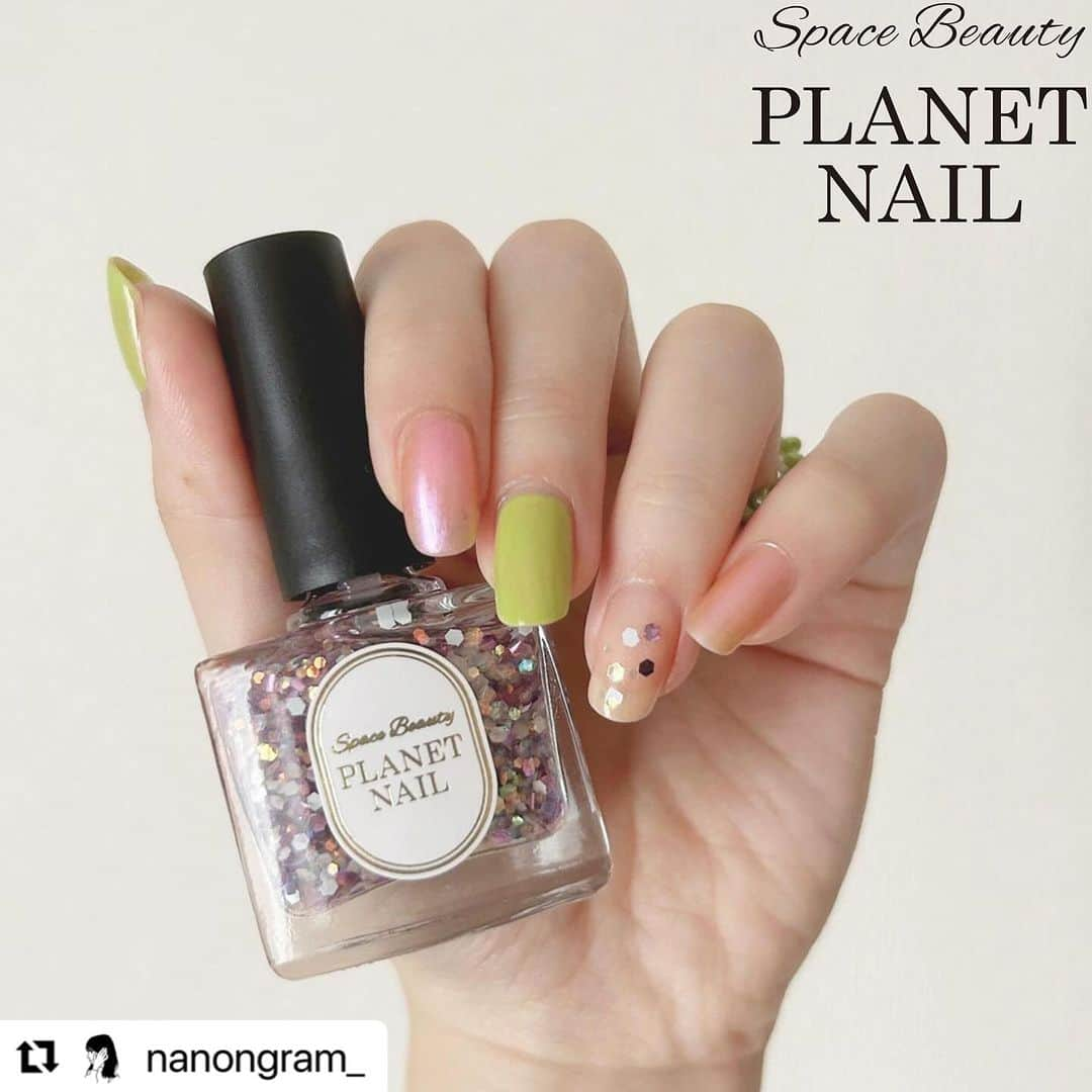 【PLANET NAIL（プラネット ネイル）】公式さんのインスタグラム写真 - (【PLANET NAIL（プラネット ネイル）】公式Instagram)「✰✰✰✰✰✰✰✰✰✰✰✰✰✰✰✰ PLANET Girl🪐 @nanongram_ さま  PLB33  月虹の起源 を使った元気いっぱい ビタミンカラーネイルを ご紹介させてください🩷 ╍ ╍ ╍ ╍ ╍ ╍ ╍ ╍ ╍ ╍ ╍ ╍ ╍ ╍ ╍ ╍ ╍  今回は @planet.jp さんのカラーを使った、 シンプルラメネイルです✨ 元気の出る彩度高めのカラーと合わせてみました！  私はイベント事がある日や、服装がモノトーンの日は、 よりネイルを派手にしたくなる傾向があります笑 そんな日にラメがピッタリですよね‼️ 共感できる方いたら嬉しいです☺️💕  ••┈┈••✼••┈┈••✼••┈┈••✼••┈┈••✼ 使用したネイル  ラメ @planet.jp  #plb33  #月虹の起源   ピンクラメ @nailholic_kose  #or270   グリーン @tinytiny_official  #ピスタチオクリーム  ピンク（ベースカラーとして使用） @colorclub_jp_official  #ベビーマカロン  #ネイル #セルフネイル #プチプラ #プチプラネイル #ネイル好きさんと繋がりたい #セルフネイラーさんと繋がりたい #セルフネイラー #ネイルホリック #tinytiny #tinytinynails #簡単ネイル #ラメネイル #planetnail #planetgirl #colorclub #nail」10月6日 12時48分 - planet.jp