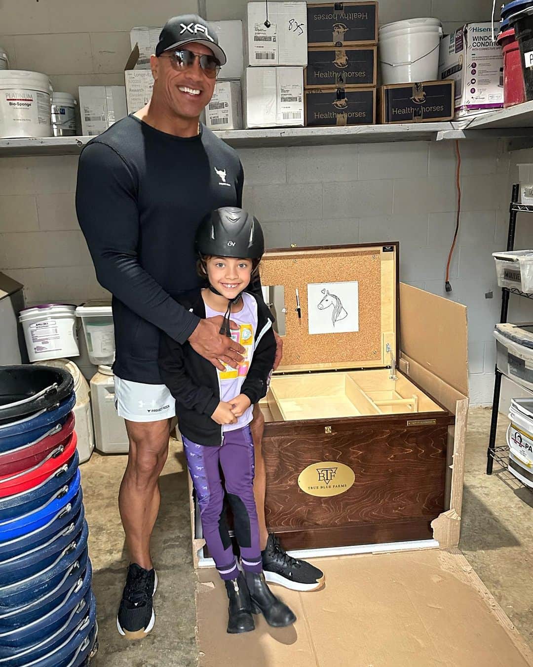 ドウェイン・ジョンソンのインスタグラム：「Her first tack trunk 🐎👏🏾👊🏾 As many of you know, it’s a big and cool deal for young riders 😊 Super proud of her discipline, commitment and focus 🖤❤️ #TrueBlueFarms🐴」