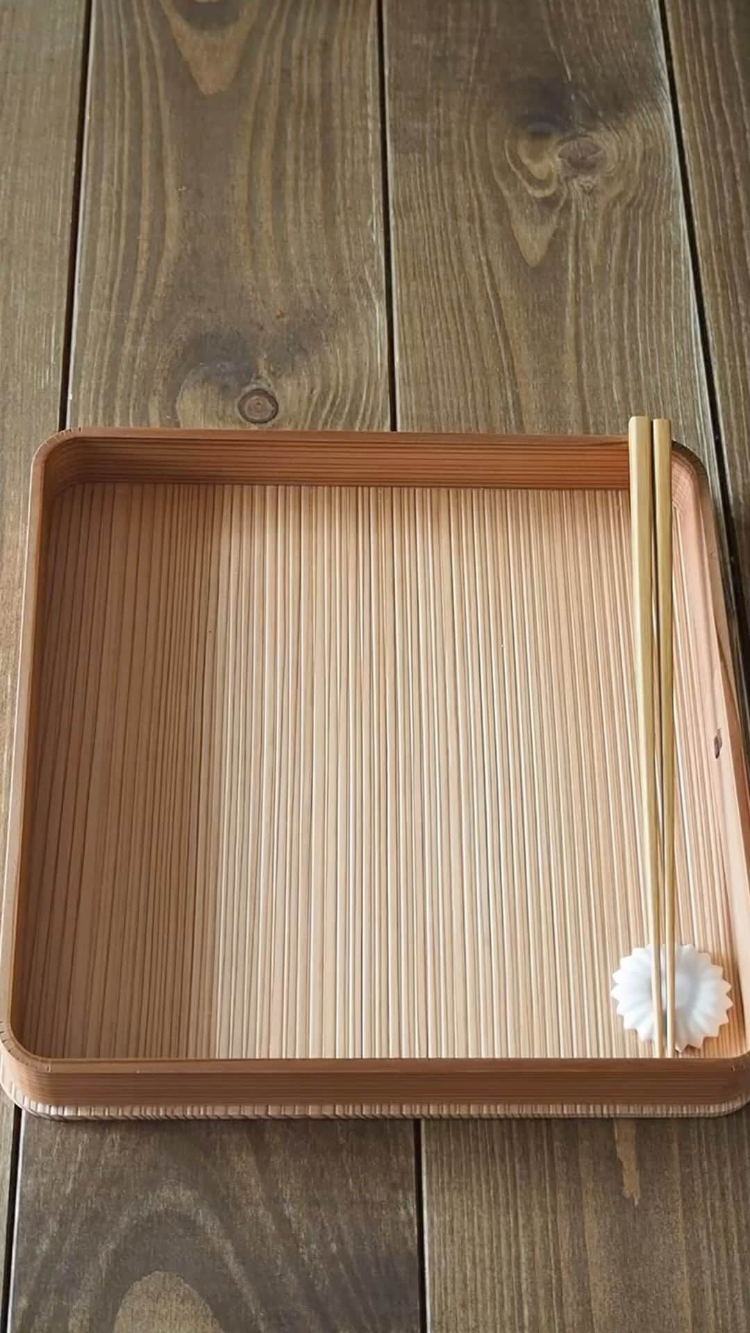 オトヨメのインスタグラム：「一気に涼しくなりましたね。 温かいお味噌汁が恋しい季節です。 いくらも恋しい季節です！笑  無理お願いして 分けて貰ったー！ めちゃくちゃ美味しいです。 @kotettttt5102 しんやくんありがとう！  #Instagramjapan #IGersJP #onthetable  #instafood #暮らし #朝ごはん #カメラ#デリスタグラマー #花のある暮らし#クッキングラム#キナリノ#私のおいしい写真#おうちごはんLover#ouchigohan#丁寧な暮らし #フーディーテーブル#cottaパートナー#お酒好きな人と繋がりたい#日本酒女子」