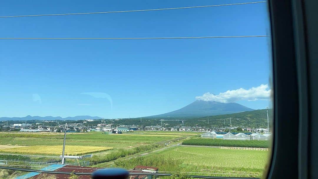 半井小絵のインスタグラム：「富士山を眺める度に日本に生まれてよかったと思います。今日は冠雪したお顔を少し隠していらっしゃる。  昨夜は舞台のお疲れ様会をしていただき、お花をいただきました。  秋晴れの空と爽やかな空気に包まれながら、幸せな気分に浸っています。」