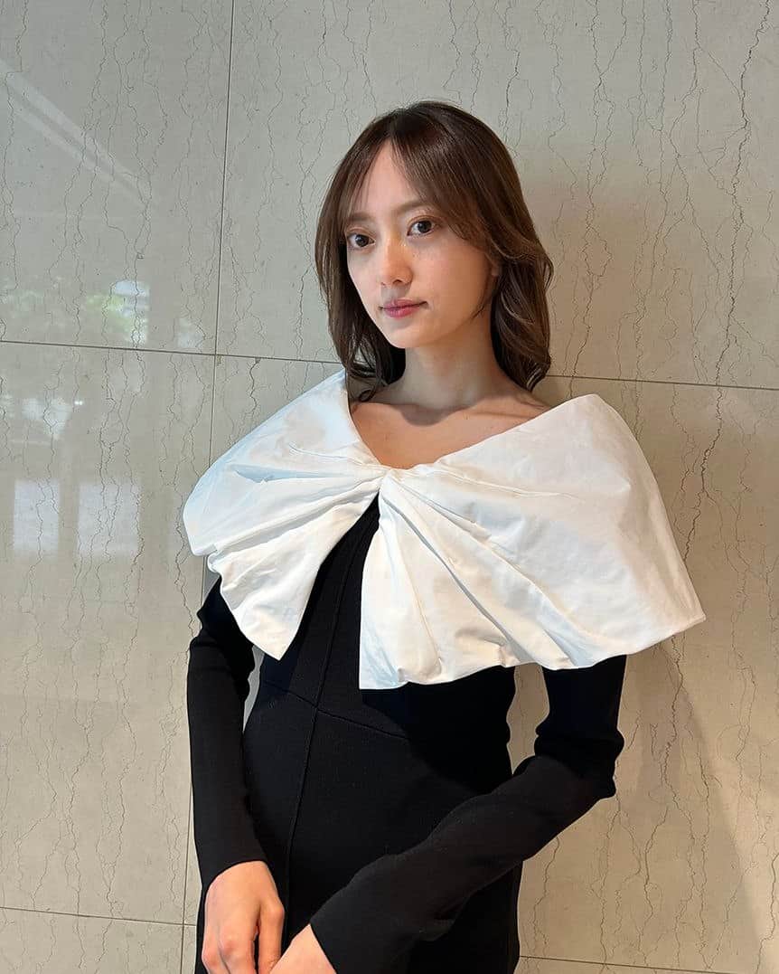 snidelのインスタグラム：「sweet 2023年10月號揭載。很有存在感的華麗針織連身裙，大領子的設計亦有小臉效果。  大領子拼接針織連身裙 SWNO234125 Color MOC BLK GRY  Size: 0, 1   ━━━━━━━━━━━━━━ \網店、門市同步/ ✨Autumn Festival 秋季新品2件85折   Link in Bio ✨  #SNIDELHK  #Autumn #OL  #skirt #dress  #onepiece #連衣裙」