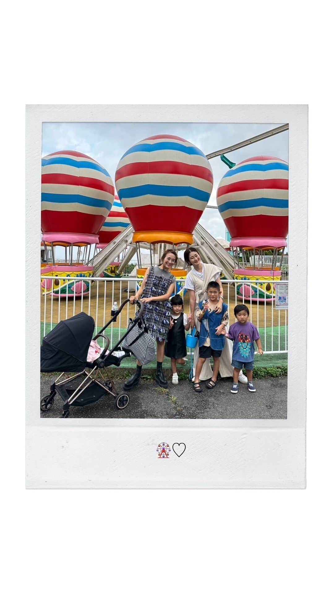 ジュジュのインスタグラム：「初♡生駒山上遊園地へ🎢  @wakkin__m famと出かけた先日の奈良の生駒山上遊園地🎡は、3歳4才のおチビ達から小学生2年のお兄までっ規模や乗り物も丁度良くって楽しめた🩶  お天気の日には絶景も楽しめそう⛰️♡  子供達は終始仲良く遊んでてホッコリ🩶  沢山の笑顔を見れて親達は良い疲れ💪✨  そして奈良前泊していたワッキンらと、その日奈良泊の私達は別々の方向に解散していくのでした🚗笑  さて、冬の遠足はどうしよー⛄️  #秋の遠足 #mgtfamday #オカンの自己満思い出リール #♡」