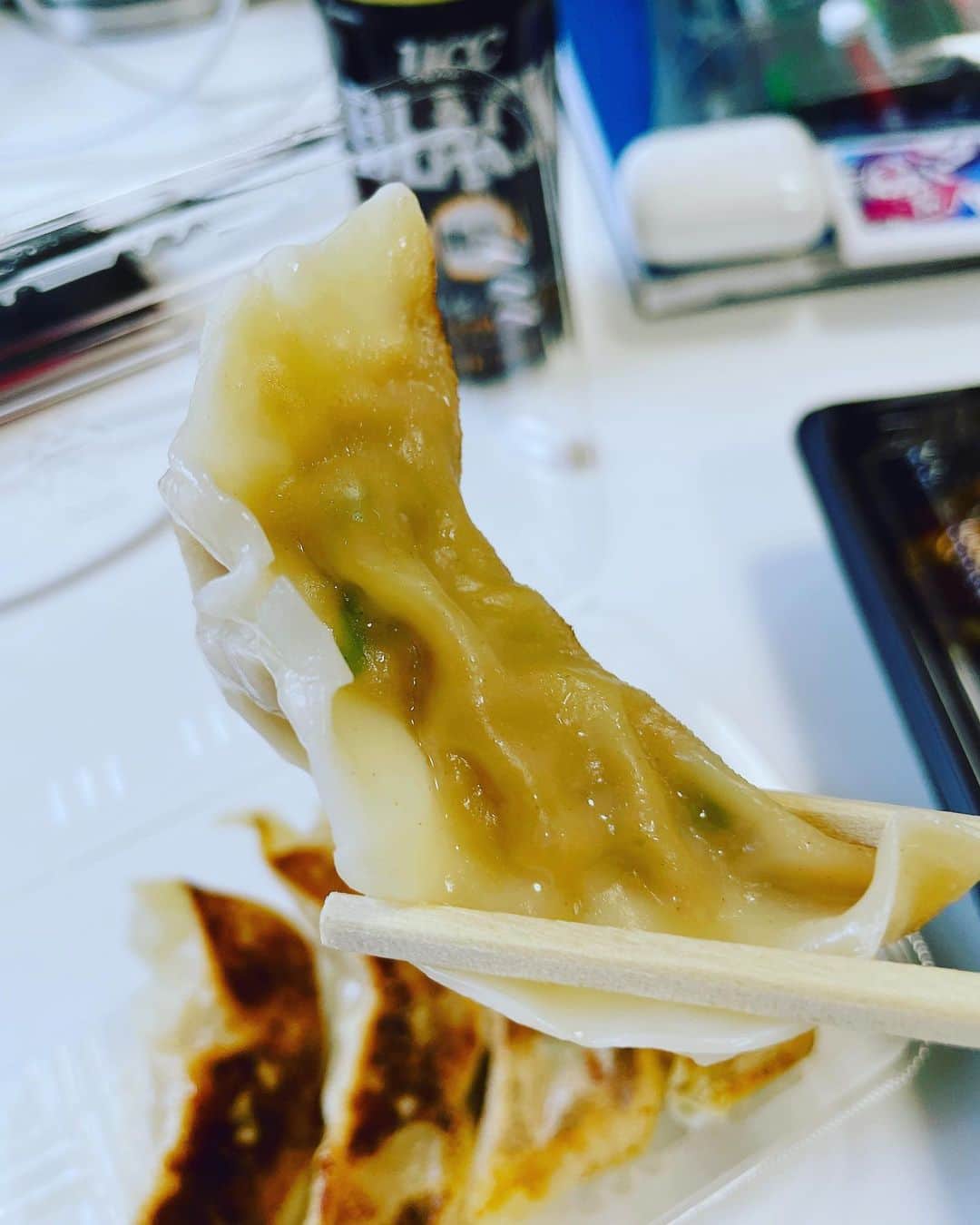 向清太朗さんのインスタグラム写真 - (向清太朗Instagram)「餃餃餃〜！ お持ち帰りでも餃子を食べたい！ということで新宿菜香菜さんの餃子だ餃〜！ 結局冷めても美味しい餃子が本物！こういうふとした出会いで美味しいの食べられるのが餃子の良いところだ餃〜！  #餃子 #焼き餃子 #菜香菜 #餃子君 #餃子とは一期一会 #いや #一餃一会 #やな #な #天津向 #川島ねごと #餃餃餃」10月6日 13時16分 - tensinmukai