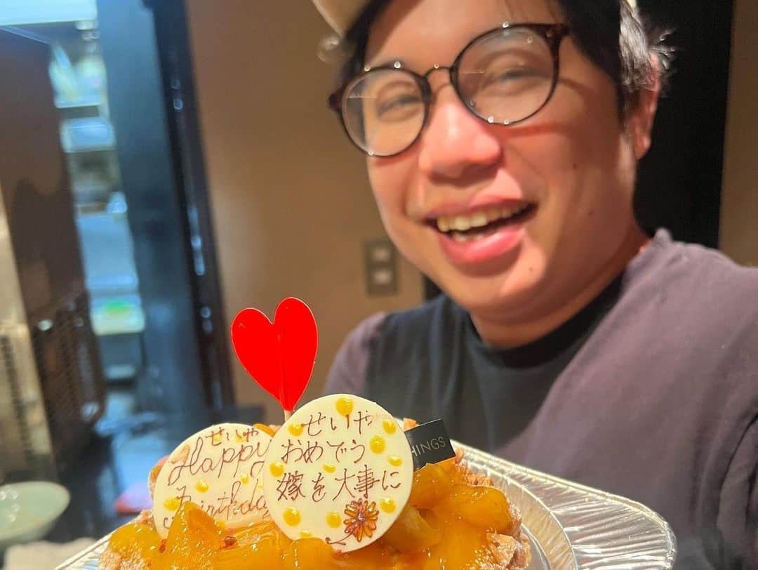 ヒコロヒーさんのインスタグラム写真 - (ヒコロヒーInstagram)「祝いの酒袋、おめでとう酒袋 これからも時には酒袋していこう #酒袋の使い方あってる？ #刺さルール」10月6日 13時21分 - hiccorohee