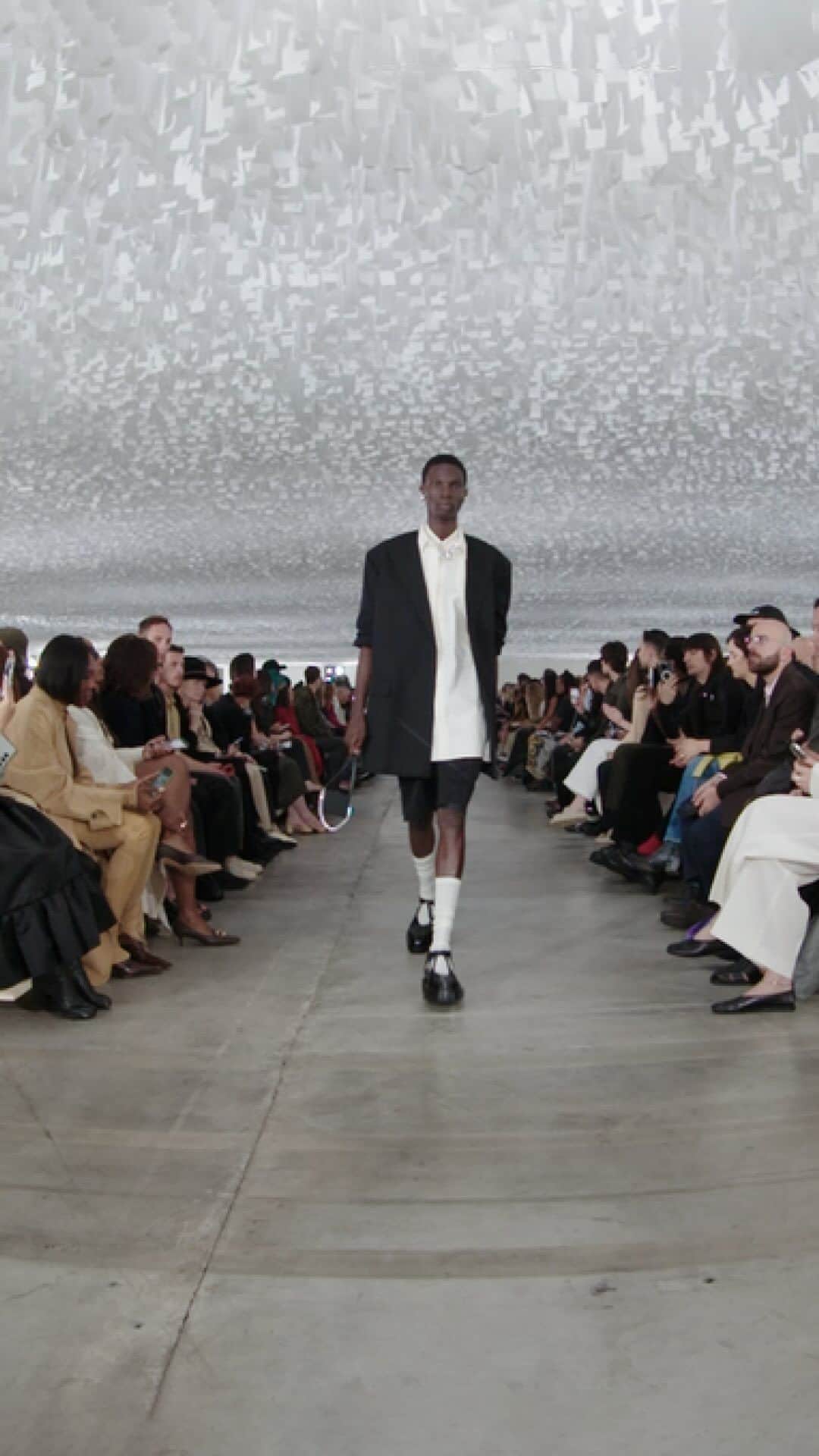 ジルサンダーのインスタグラム：「#JILSANDER  Women’s and Men’s Spring/Summer 2024 Watch the full show on jilsander.com   #JilSanderbyLucieandLukeMeier」