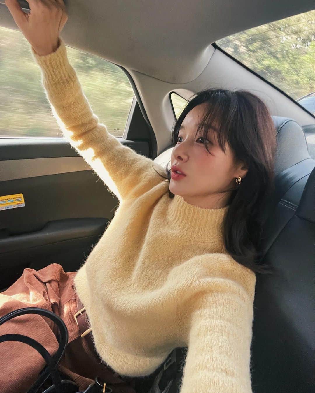nanaのインスタグラム：「가을이래서… 캡촵 머스타두 니투들과 더위와!! 027골뎅이와 함께!!!  머스타드니트-028 @ribbontie_official  캡첩니트- @deventi0611」