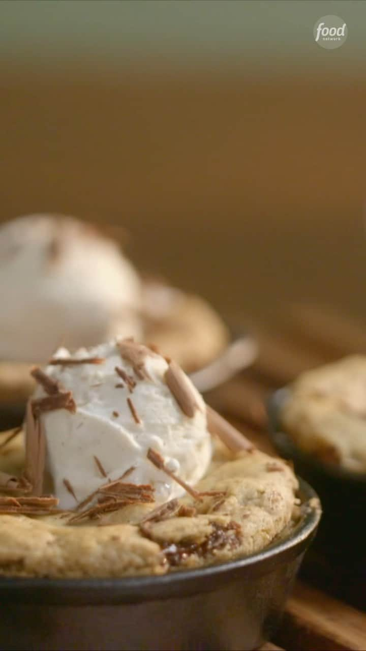 フランコ・ノリエガのインスタグラム：「Lava chocolate chip cookies 🍪 with ice cream 🍦 on top! Make sure you catch me this Saturday at 12pm on the @foodnetwork」