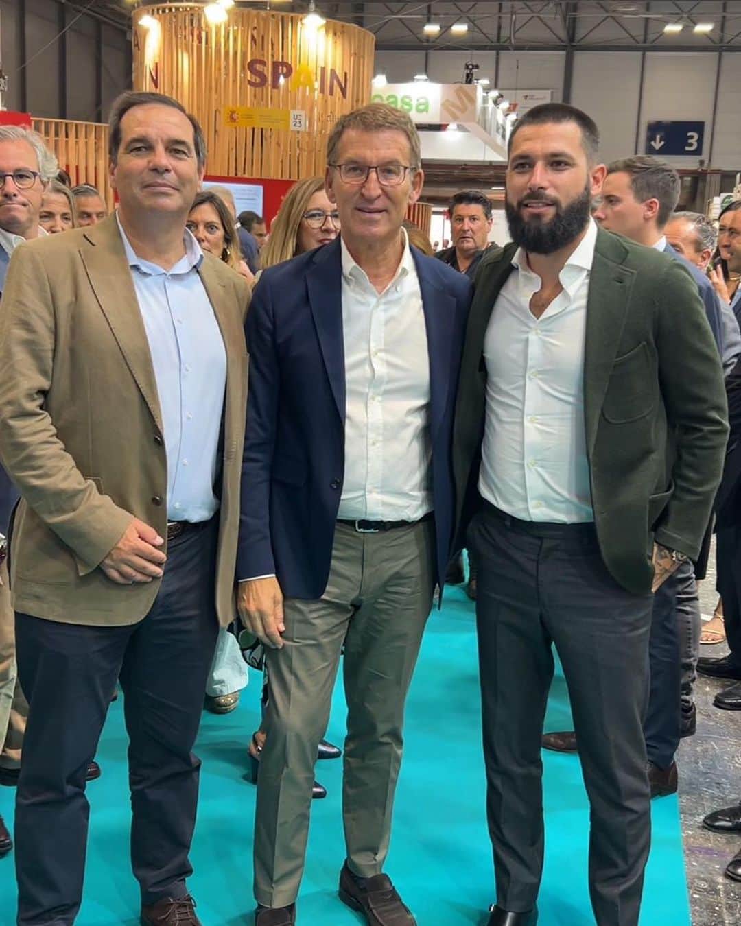 ホタさんのインスタグラム写真 - (ホタInstagram)「Gracias por invitarme a @feriafruitattraction dónde ha quedado demostrada, una vez más, la importancia del campo y la agricultura en nuestra sociedad. La correcta y adecuada producción de alimentos y otros productos básicos, contribuyen a la seguridad alimentaria, tarea que exige un medio ambiente favorable. Fue un placer volver a vernos @anunezfeijoo @pedrogallardobarrena @groinn.ia #Groinn #IA」10月7日 0時20分 - kingjota23
