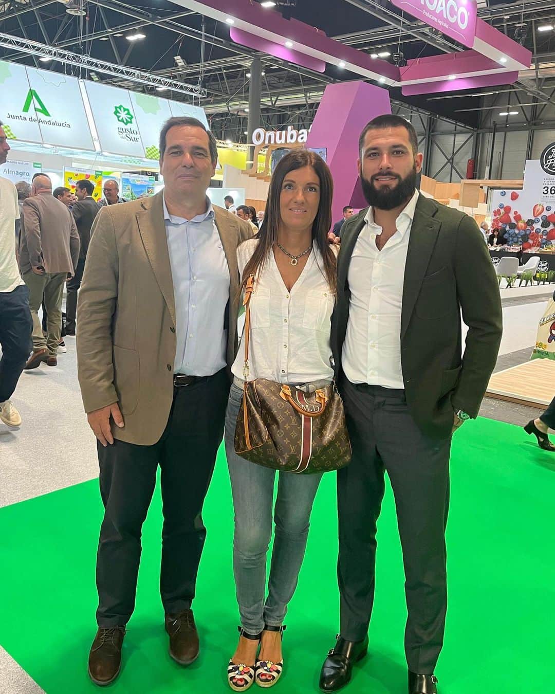 ホタさんのインスタグラム写真 - (ホタInstagram)「Gracias por invitarme a @feriafruitattraction dónde ha quedado demostrada, una vez más, la importancia del campo y la agricultura en nuestra sociedad. La correcta y adecuada producción de alimentos y otros productos básicos, contribuyen a la seguridad alimentaria, tarea que exige un medio ambiente favorable. Fue un placer volver a vernos @anunezfeijoo @pedrogallardobarrena @groinn.ia #Groinn #IA」10月7日 0時20分 - kingjota23