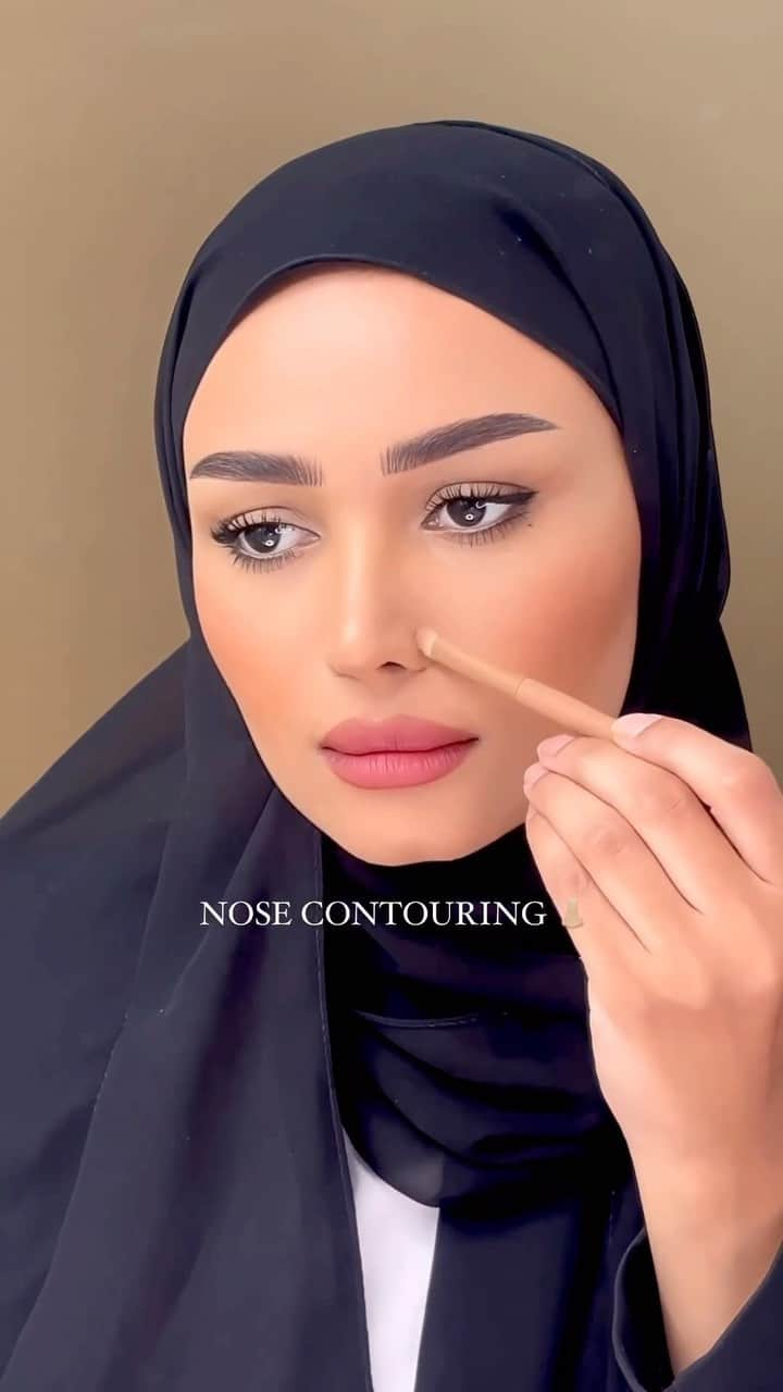 Makegirlzのインスタグラム：「خطوات سهلة لكونتور الأنف مع فجر ❤️‍🔥   Easy & natural nose contour tutorial ❤️‍🔥  Credits: @by.fajerkw ❤️  ‎#بوتيكات #Boutiqaat #الكويت #السعودية #الامارات #عمان #البحرين #قطر #العراق#hack #makeuphack #makeup #contour #blusher #lipsticks #benefit #benefitcosmetics  #makeupforever #mac」