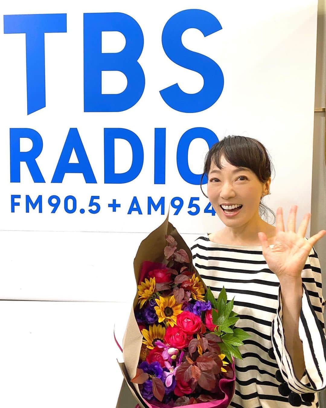 湯浅美和子のインスタグラム：「ちょっと不思議な感じなのですが、金曜夜に飲んでおります🥂  2010年から毎週土曜日は早朝生放送でTBSラジオに！ そのルーティンも先週がファイナルでした。  さみしい、やり遂げた、どちらもしっくりこず、うむ。先週土曜はラストと意識せずの生放送でした。 それは、私が担当させていただいたのがショッピングコーナーだったので、毎週、商品も販社さんもちがうため、常に一期一会を心掛けていたからです。 だから、最終回であっても、一回目のような気持ち。 ただ、終わった後に花束とかいただいちゃいますと、ラストだったんだなとね。  紹介させていただいたすべての商品に恋をしました。好きになれたから、自信満々でご紹介しました。 その商品が買ってくださった方々の生活をハッピーにしていたら良いなと願います。  ありがとうございました。  で、所謂、花金？朝生を気にせず飲む金曜日🤣  #感謝」