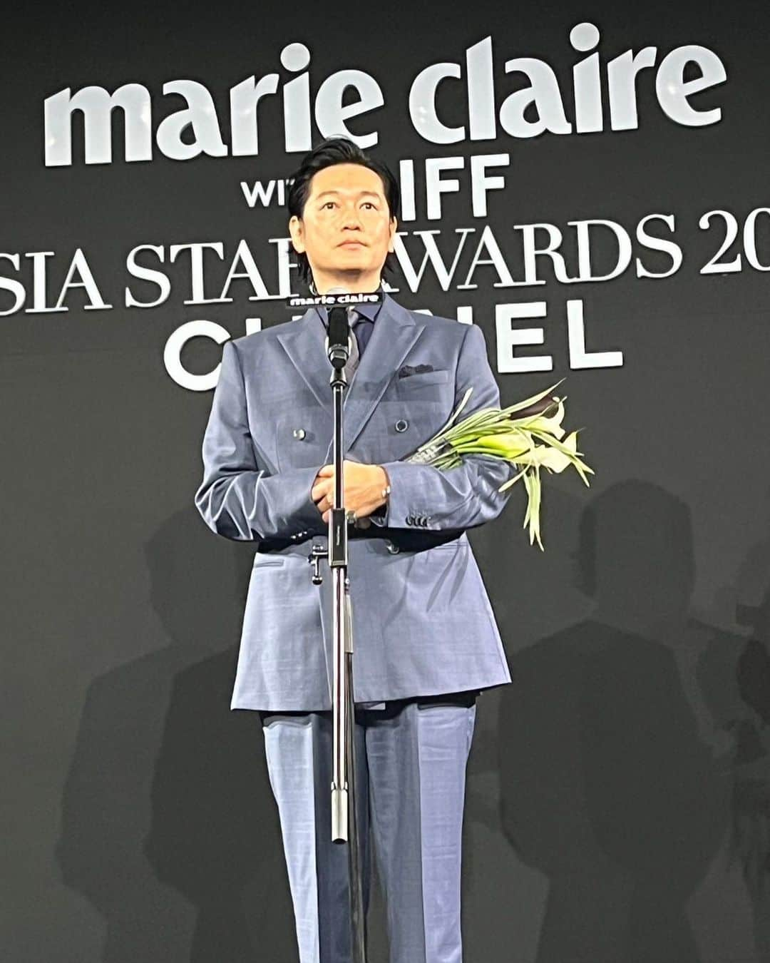 井浦新のインスタグラム：「_ marie claireと釜山国際映画祭が主催する ASIA STAR AWARDS 2023で ASIA STAR賞をいただきました ありがとうございます 励みになります  @marieclairekorea  @busanfilmfest  #asiastarawards」