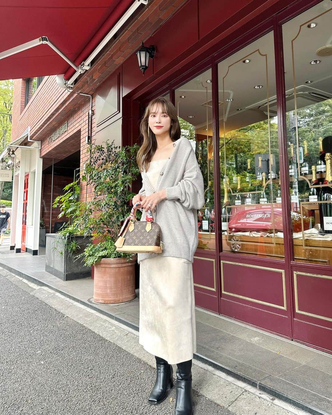 磯田 ひかる(Hikaru Isoda) のインスタグラム：「こんばんは🤍 1週間お疲れ様でした〜🫰🩷  私は地元に帰ってきております( ˙ᵕ​˙ )  この日はキャミワンピとカーディガンのゆるコーデ♡  急に肌寒くなったので秋服用意しないとですね🥺❣️  【着用アイテム】 Tops @classicalelf_official  Dress @zara   ------------------------------ picaru：162cm / 骨格ウェーブ 1st ブライトスプリング 2nd ブライトサマー  大人可愛いスタイルアップコーデ ヘアメイクを合わせた トータルスタイリングを提案🤍  不定期にストーリーで ファッションお悩み相談募集中🥰 ------------------------------  他の投稿を見る→【@picaruuu】」