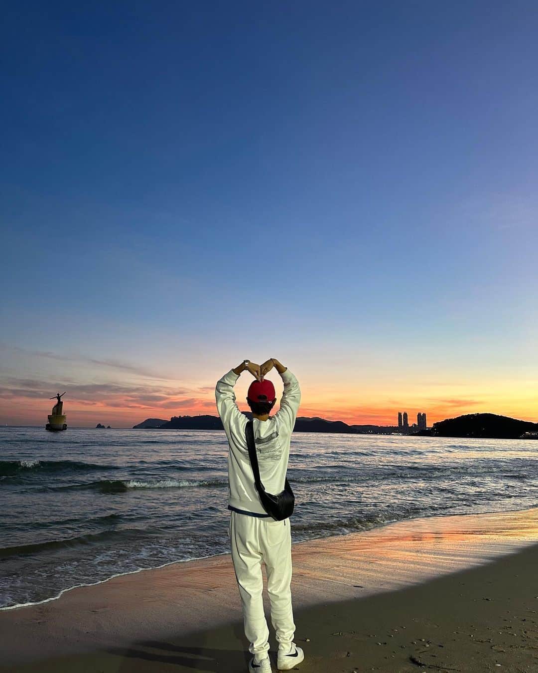 チェ・ナヨンさんのインスタグラム写真 - (チェ・ナヨンInstagram)「나.그리고 바다  Photo by @haneulkim1217 역시👍🏻」10月6日 22時51分 - nychoi87