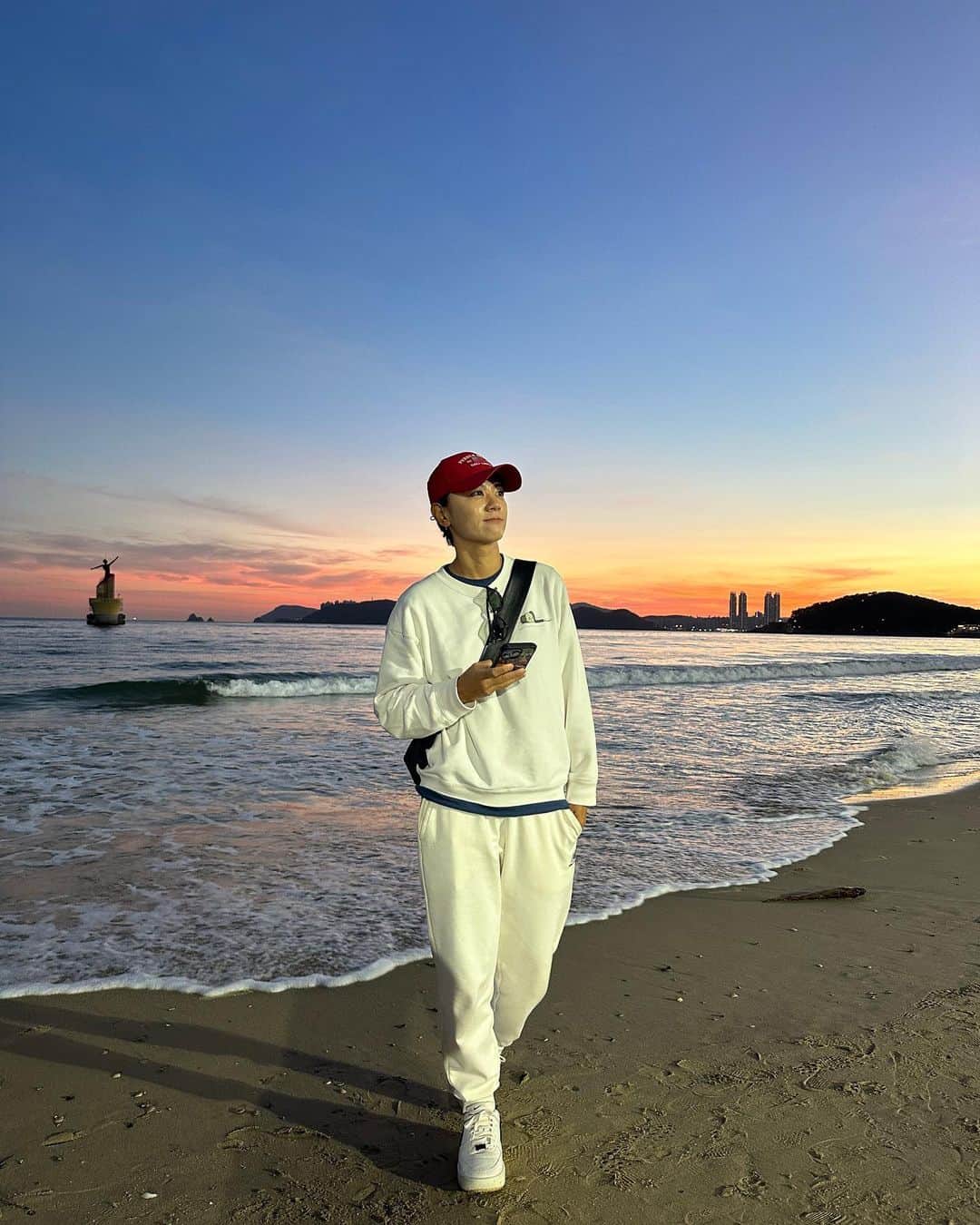 チェ・ナヨンさんのインスタグラム写真 - (チェ・ナヨンInstagram)「나.그리고 바다  Photo by @haneulkim1217 역시👍🏻」10月6日 22時51分 - nychoi87