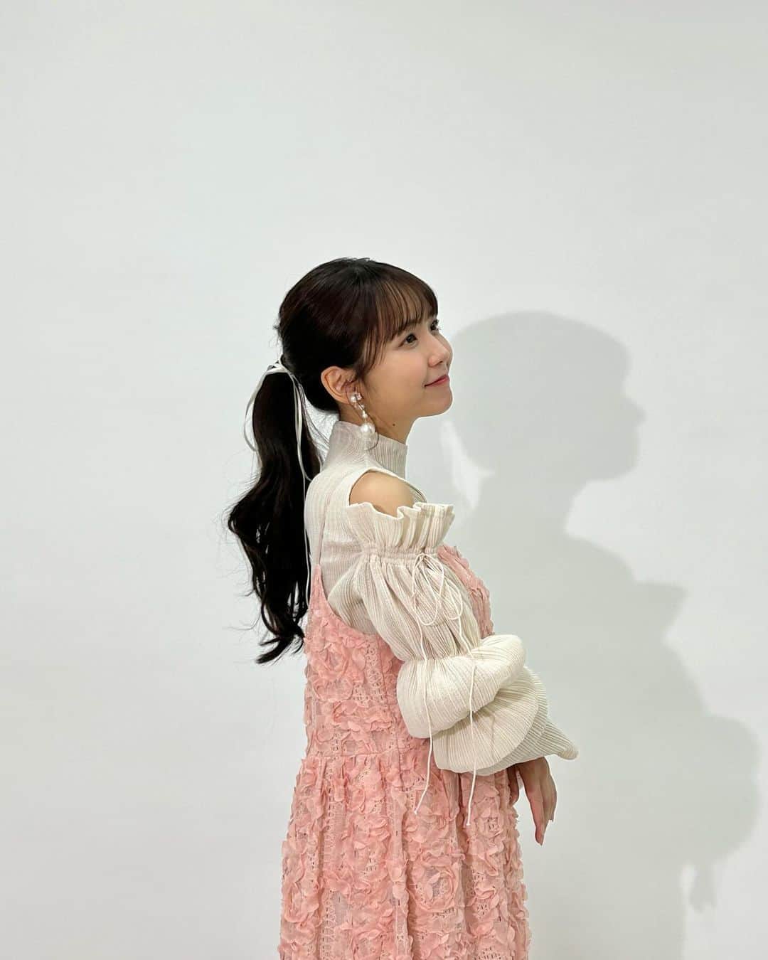 宮崎由加のインスタグラム：「M-line club  ⁡ 今月の会報の表紙は宮宮💗💜 佳林との対談もあります！ぜひ！ ⁡ Tops: @cereal.33  One-piece: @maison.marble  Earrings: @jasmine__accessory」