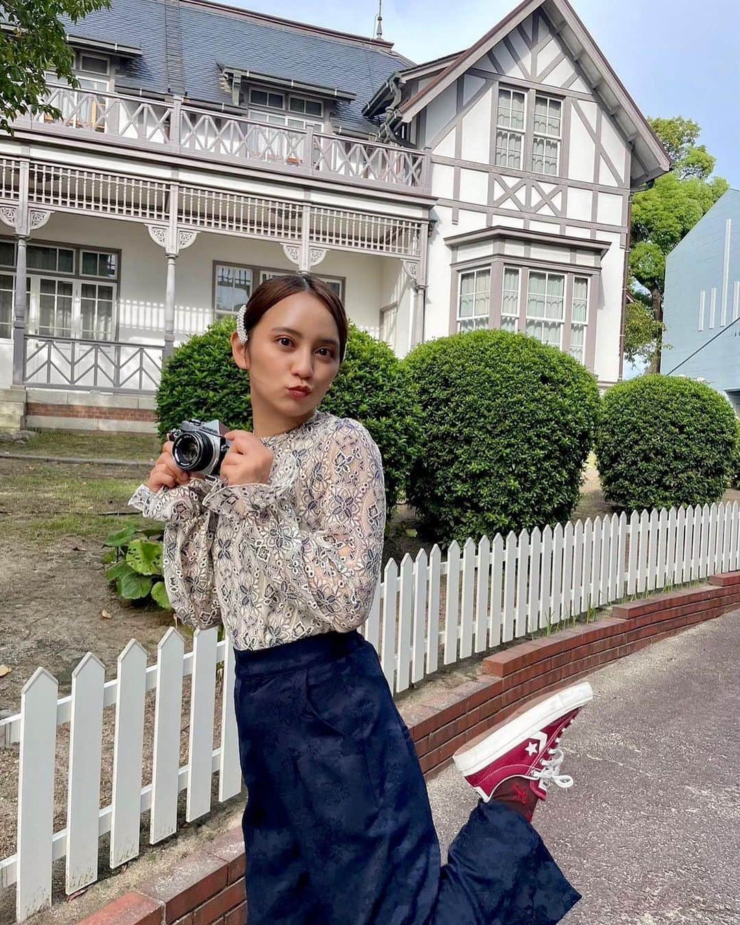 岡田結実のインスタグラム：「・ ▷▷▷▸▸▸▸▸◂◂◂◂◂◁◁◁ 🏠旧中埜家住宅 住所 : 愛知県半田市天王町１丁目３０－２ TEL : ０５６９－２３－７１７３（半田市立博物館） 営業時間 : 外観見学年中無休、内観年に数回公開  🧱半田赤レンガ建物 住所 : 愛知県半田市榎下町８ TEL : ０５６９－２４－７０３１　  🏞黒壁、半田運河 住所 : 愛知県半田市中村町周辺 ▷▷▷▸▸▸▸▸◂◂◂◂◂◁◁◁  半田市の歴史を学ぶおさんぽ☁️ どこかなつかしい気持ちになる風情ある町並みでした🌇  あなたも誰かと行きたくなる、FinderTRIP✨　　  見逃し配信はこちら💁🏻‍♀️ 〈FinderTRIP〉 古き良き町 映える半田 ✅YouTube https://www.youtube.com/watch?v=zR6l3ewRKL8 ✅Locipo https://locipo.jp/creative/8d6a4921-a079-445c-9114-d91cbcb15231  #findertrip #ファインダートリップ #岡田結実 #緑黄色社会 #名古屋 #カメラ #名古屋デート #フィルムカメラ  #名古屋カメラ部 #名古屋観光 #名古屋鉄道 #電車旅 #半田市#半田 #半田カフェ #半田ランチ #半田グルメ #半田市グルメ #半田市ランチ #半田の歴史 #歴史散歩 #旧中埜家住宅 #半田赤レンガ建物 #黒壁 #半田運河」