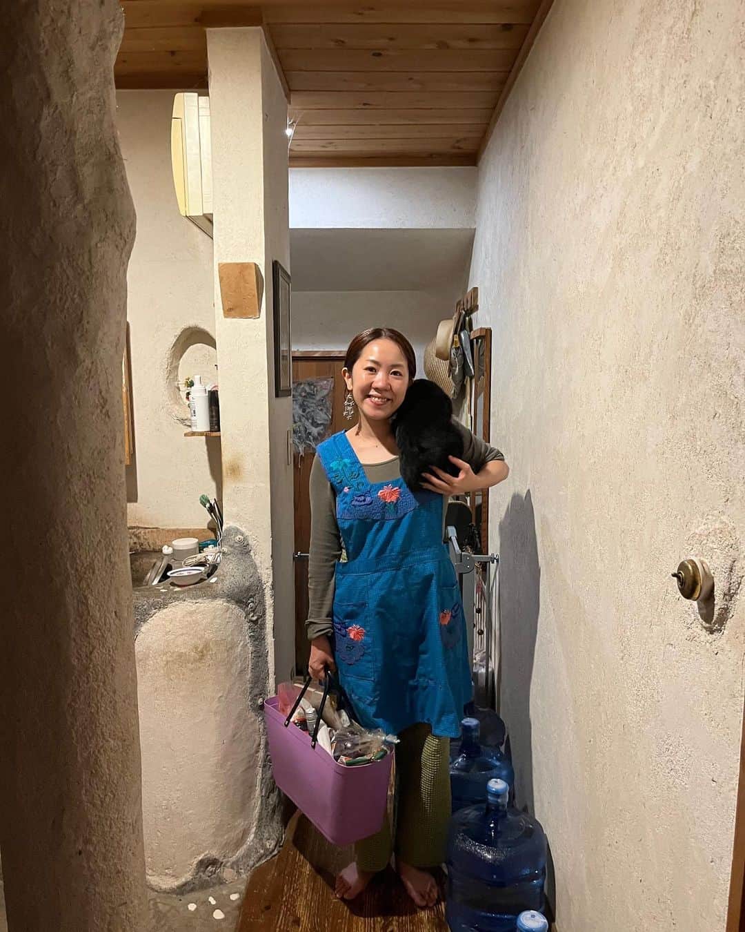 松本野々歩のインスタグラム：「寒くなった！ 両腕で猫を腕枕する季節到来です  肩こりは仕方ないですが 「ハネムーン症候群」ってやつに気をつけつつ 猫湯たんぽの幸せ噛み締めます  みんなも体を温めて 体調壊さないよう気をつけてー  さて あしたから2ヶ月のライブの予定をまとめました  ★マークはどなたでもお越しいただけます  会場によって年齢の制限があったりもするので、詳細気になるよって方はご連絡ください〜  10月7日（土） ワークショップ「実がなった」ロバハウス★  10月15日（日）ショピン 「でぃすたいむVol.1」地球（国立）★  10月18日（水） 第二松元幼稚園（愛知県）  10月22日（日） 「小さな家」　富士見公民館ホール（東村山）★  10月26日（木）ー九州ツアー 若久特別支援学校（福岡市）  10月27日（金）ー九州ツアー あまねや（福岡県遠賀郡）★  10月29日（日）ー九州ツアー けやきの杜（福岡県糸島市）★  10月31日（火） ももの木保育園（宮崎県）  11月1日（水 ） ソレイユ幼稚園（宮崎県） 江平こども園（宮崎県）  11月2日（木） おおきな家族子ども園（宮崎県） 三名子ども園（宮崎県）  11月4日（土） グッドネイバーズ・ジャンボリー（GNJ） （鹿児島県南九州市）★  11月7日（火）ー九州ツアー マルヤガーデンズ　４F ユナイトメントガーデン （鹿児島県鹿児島市）★  11月10日（金） よっしゃ吉舎ホール（広島県三次市）★  11月11日（土）　 よっしゃ吉舎ホール（広島県三次市）★  11月13日（月） 保育園（岡山県）  11月18日（土） （室蘭）  11月19日（日） （旭川）  11月23日（木） ワークショップ「実がなった」ロバハウス★  11月26日（日） 「小さな家」ロバハウス （✳︎小平こども劇場会員さん限定）  12月9日（土）・10日（日） 「小さな家」岩間市民プラザ（横浜）★」