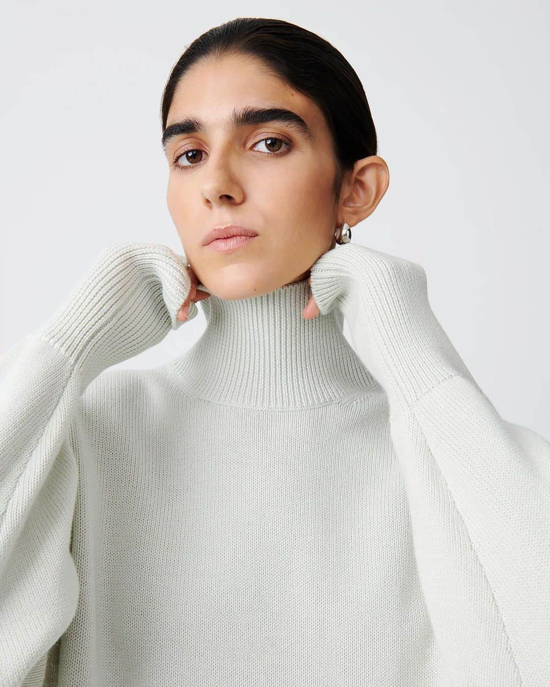 スタジオ ニコルソンのインスタグラム：「Relaxed Knitwear | The Viere and Shiso are knitted from a blend of fine merino yarn and crisp cotton, allowing it to sit somewhere between a jumper and a sweatshirt | #studionicholson」