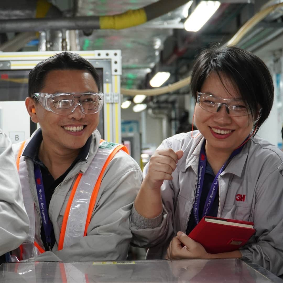 3M（スリーエム）さんのインスタグラム写真 - (3M（スリーエム）Instagram)「This #ManufacturingDay, we would like to thank all the manufacturing employees at 3M who are making strides every day to bring innovation to life in our plants and distribution centers around the world (link in bio). ⚙️🏭  #manufacturing #innovation」10月6日 23時00分 - 3m