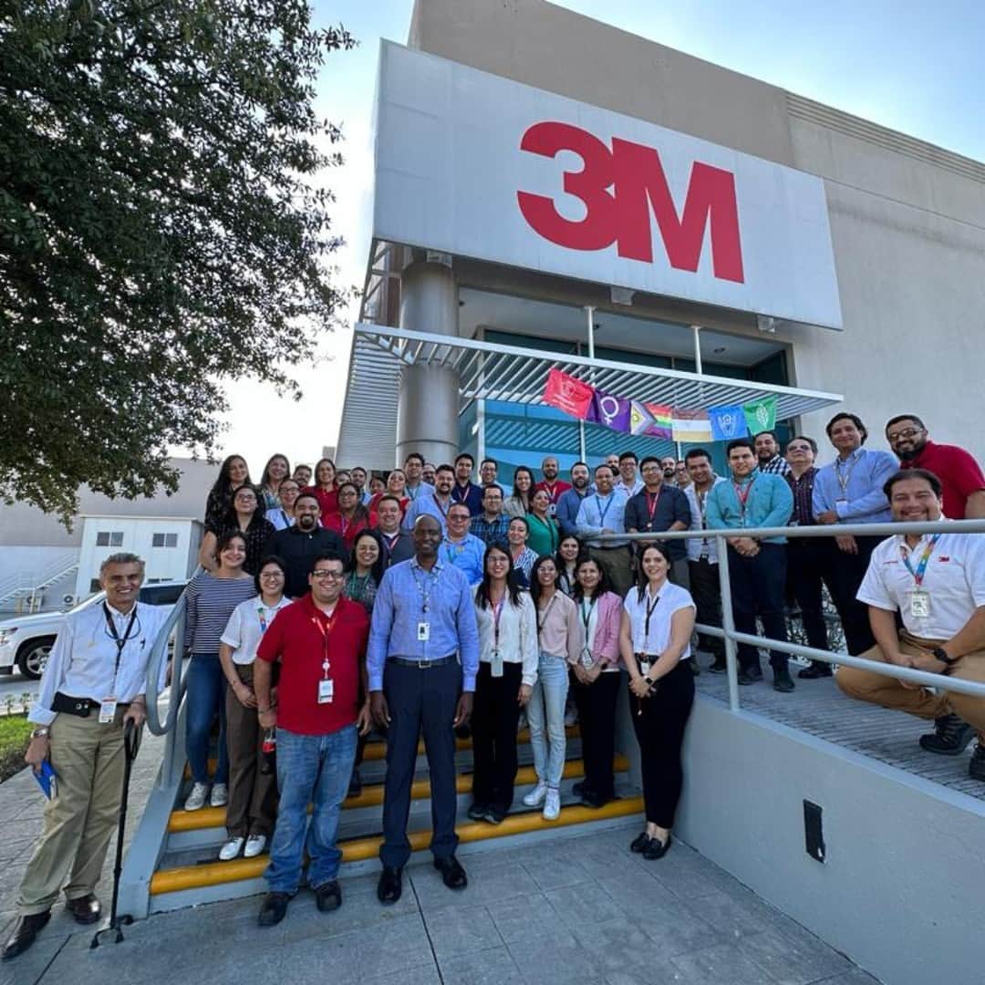 3M（スリーエム）さんのインスタグラム写真 - (3M（スリーエム）Instagram)「This #ManufacturingDay, we would like to thank all the manufacturing employees at 3M who are making strides every day to bring innovation to life in our plants and distribution centers around the world (link in bio). ⚙️🏭  #manufacturing #innovation」10月6日 23時00分 - 3m