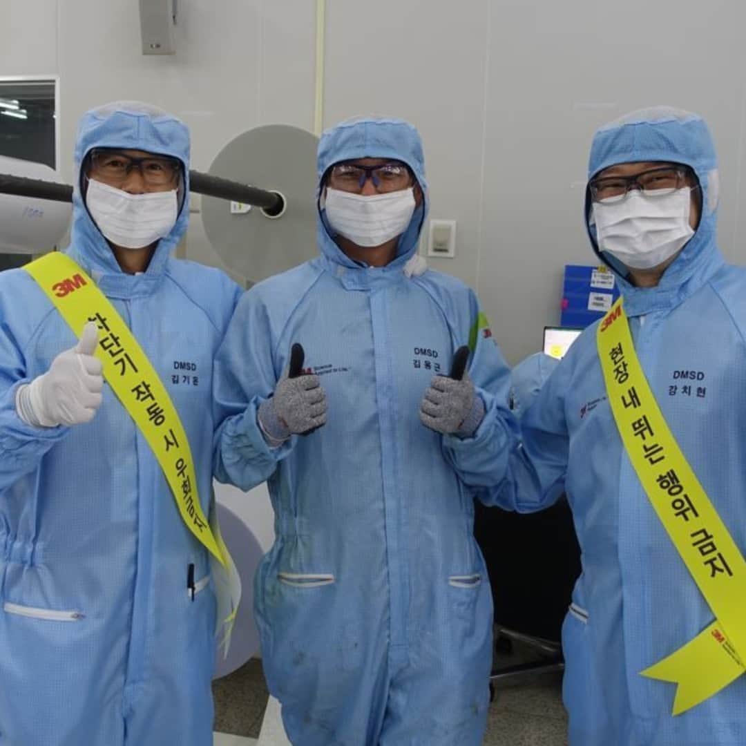 3M（スリーエム）さんのインスタグラム写真 - (3M（スリーエム）Instagram)「This #ManufacturingDay, we would like to thank all the manufacturing employees at 3M who are making strides every day to bring innovation to life in our plants and distribution centers around the world (link in bio). ⚙️🏭  #manufacturing #innovation」10月6日 23時00分 - 3m