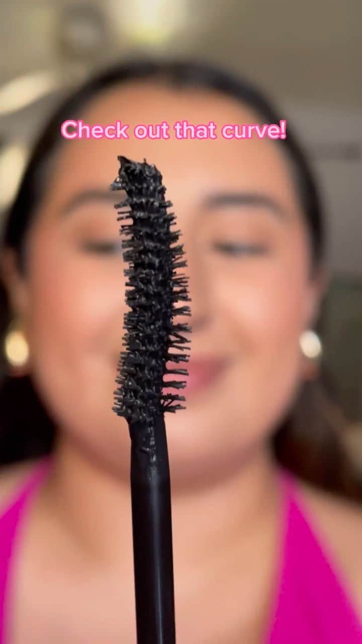 のインスタグラム：「The hype is real. Here's everything you need to know about our viral Fan Fest Mascara:⁠ ⁠ 🪭 Custom curved Full-Flex Fiber Brush that lifts lashes from root to tip⁠ 🪭 Defines, separates & fans lashes⁠ 🪭 Formula is buildable yet weightless⁠ ⁠ Shop yours here on IG 😉⁠ ⁠ #benefitcosmetics #fanfestmascara #new⁠ ⁠」