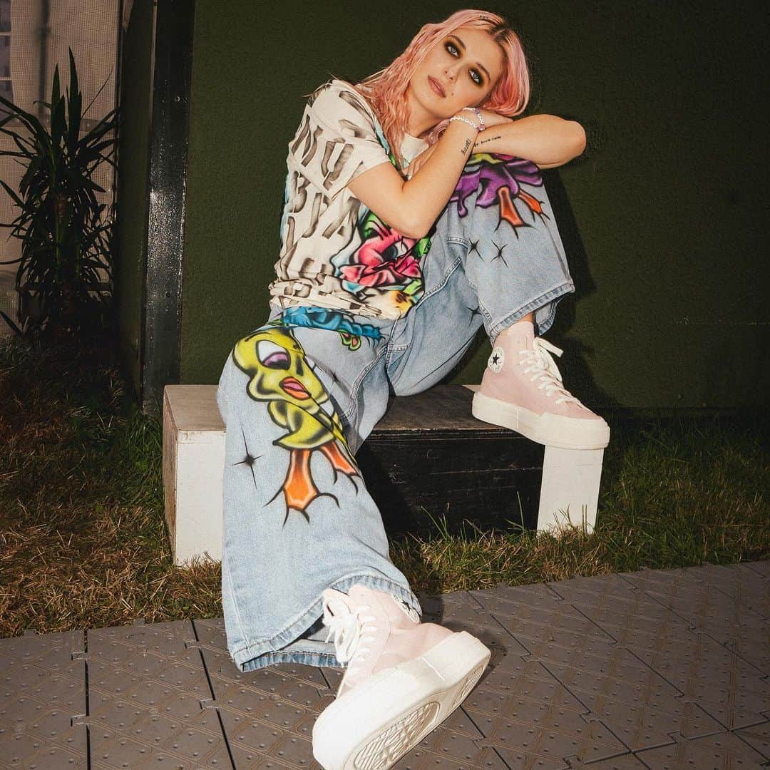 converseさんのインスタグラム写真 - (converseInstagram)「@queenofthebabies 🤝 Converse   Peep the 👑 rocking out in her Converse Cruise 🎸#CreateNext   Stay tuned for more.」10月6日 23時00分 - converse