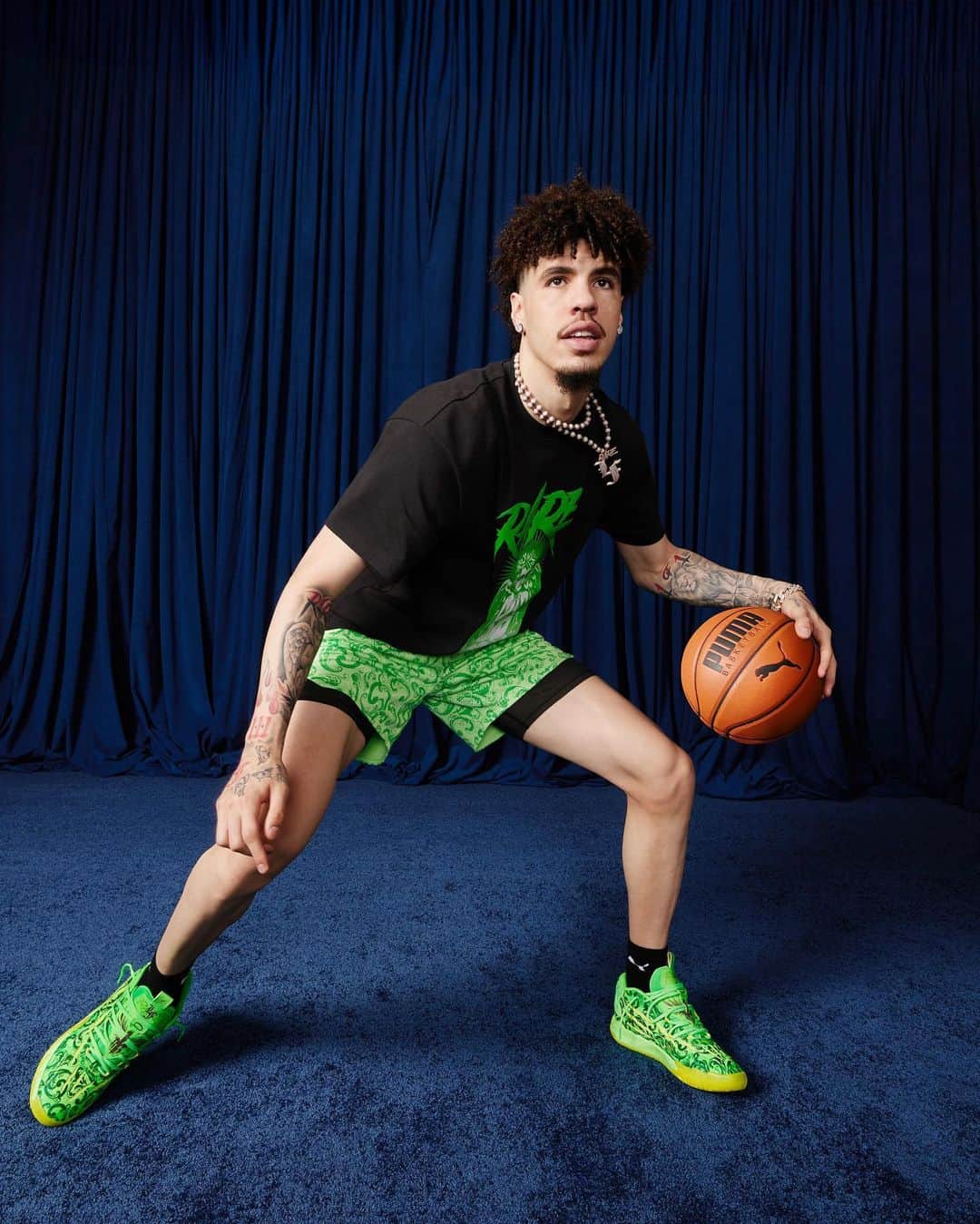 プーマのインスタグラム：「IN RARE TERRITORY. MB.03 La Francé is out now on PUMA.com🕺🛸💕」