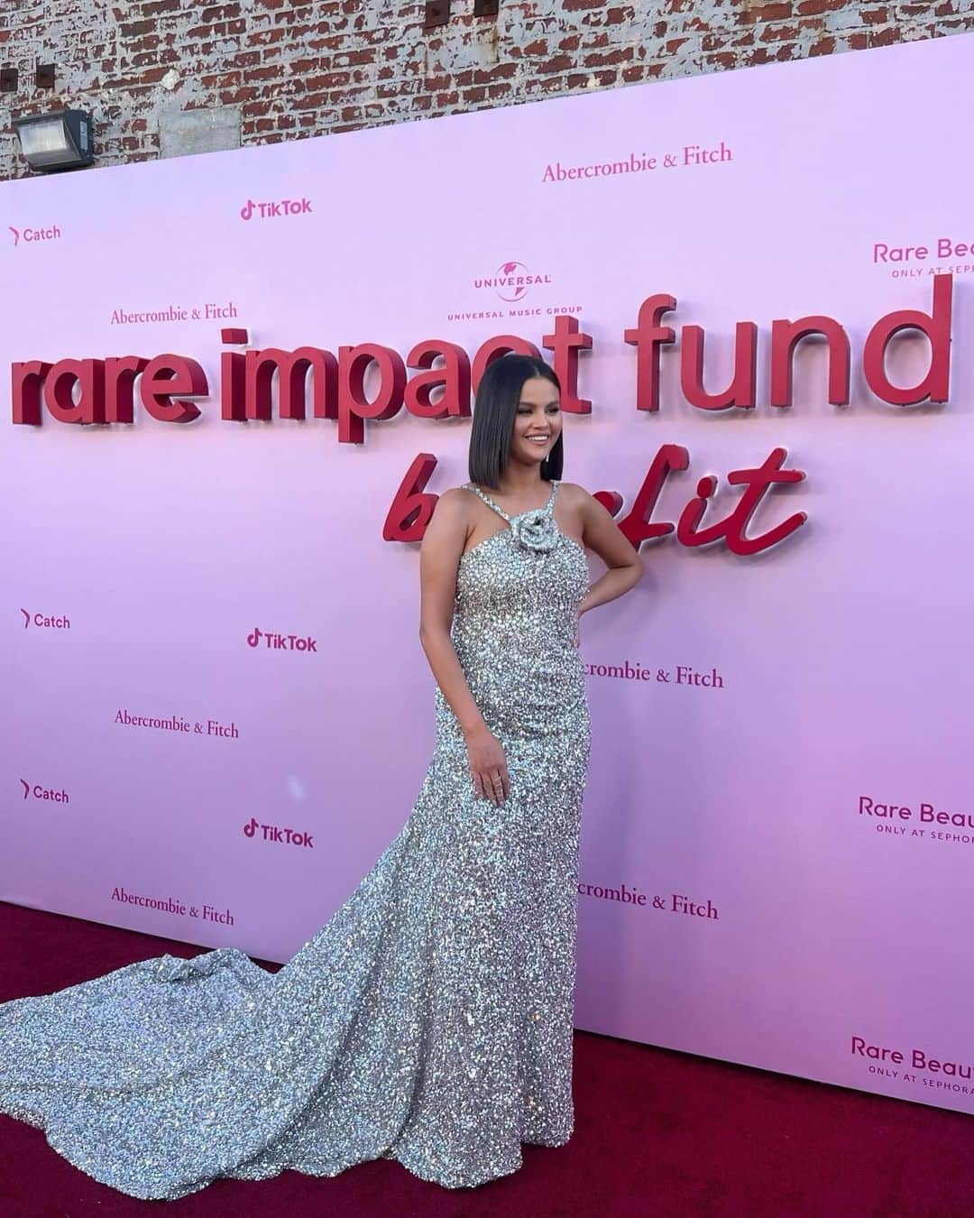 セレーナ・ゴメスさんのインスタグラム写真 - (セレーナ・ゴメスInstagram)「My heart is full after this weeks inaugural Rare Impact Fund Benefit. This has always been a dream of mine and I’m forever grateful to everyone who has joined us on this mission to expand mental health services and education for young people around the world. I am encouraged by the amount of love and support in the room. The future is bright, this is only the beginning. Love you all so much!  📷: @gettyimages @stefaniekeenan @monicaschipper」10月6日 23時00分 - selenagomez