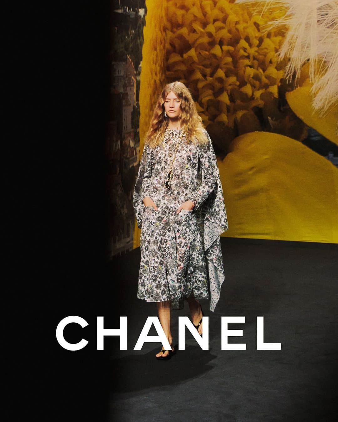 シャネルさんのインスタグラム写真 - (シャネルInstagram)「For the CHANEL Spring-Summer 2024 Ready-to-Wear collection, floating volumes and graphic prints channel the artistic spirit of the villa Noailles in the south of France, as seen in a black and white floral dress flecked with multicoloured double Cs, a cape back and hip pockets worn with flat velvet slides and crystal mosaic sautoir necklaces.  See all the looks at chanel.com  #CHANELSpringSummer #CHANELShow @MariamDeVinzelle」10月6日 23時00分 - chanelofficial