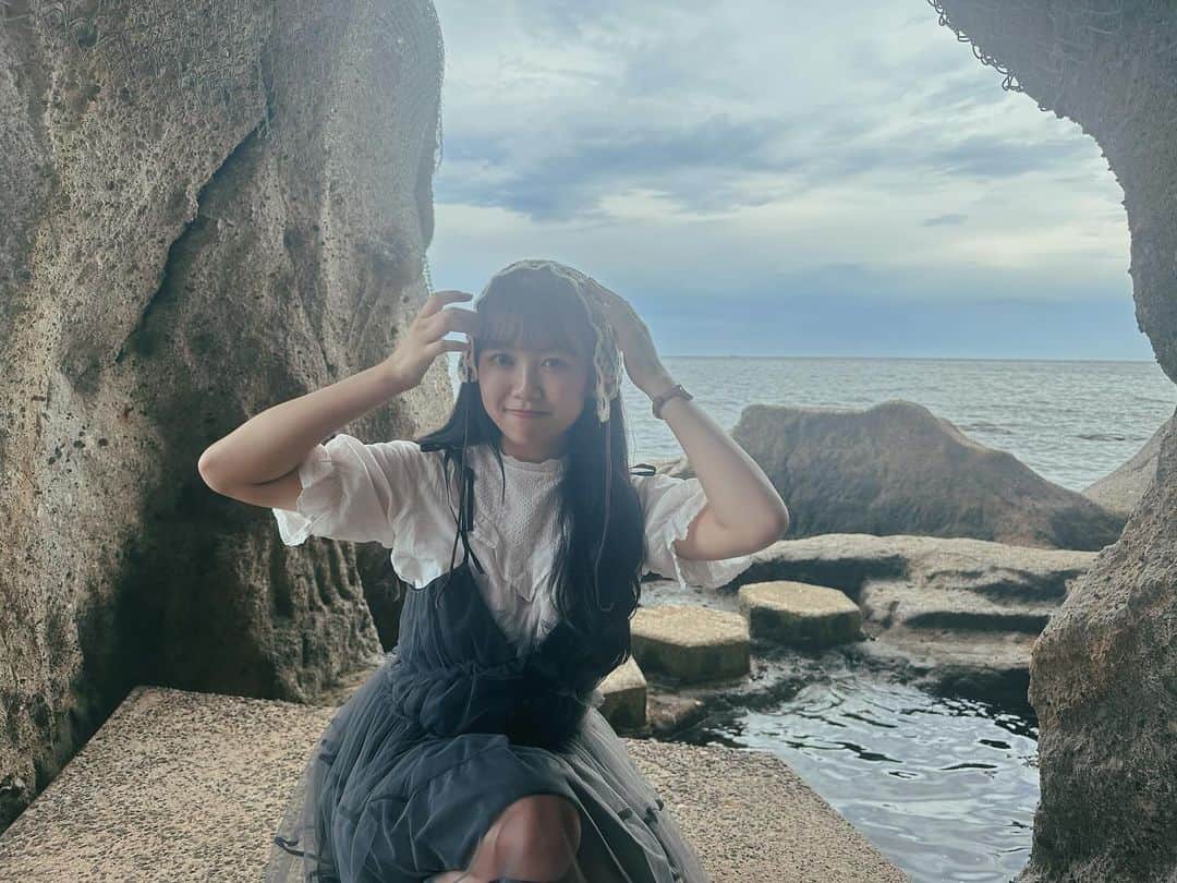 吉川ひよりのインスタグラム：「⁡ ⁡ ✿✿✿✿✿✿ ⁡ ⁡ ☀️💦🍼⸜♥⸝ ⁡ ⁡ 夏のお気に入り📸 今年の夏はプール行ってないけど水に触れた!! ⁡ 投稿したい写真沢山あって嬉しい♬ ⁡  バブーシュカね、 ネットで買って届いたら子ども用だった笑笑 ⁡ #piyochanstagram #バブーシュカ #夏コーデ #ここどーこだ？ ⁡」