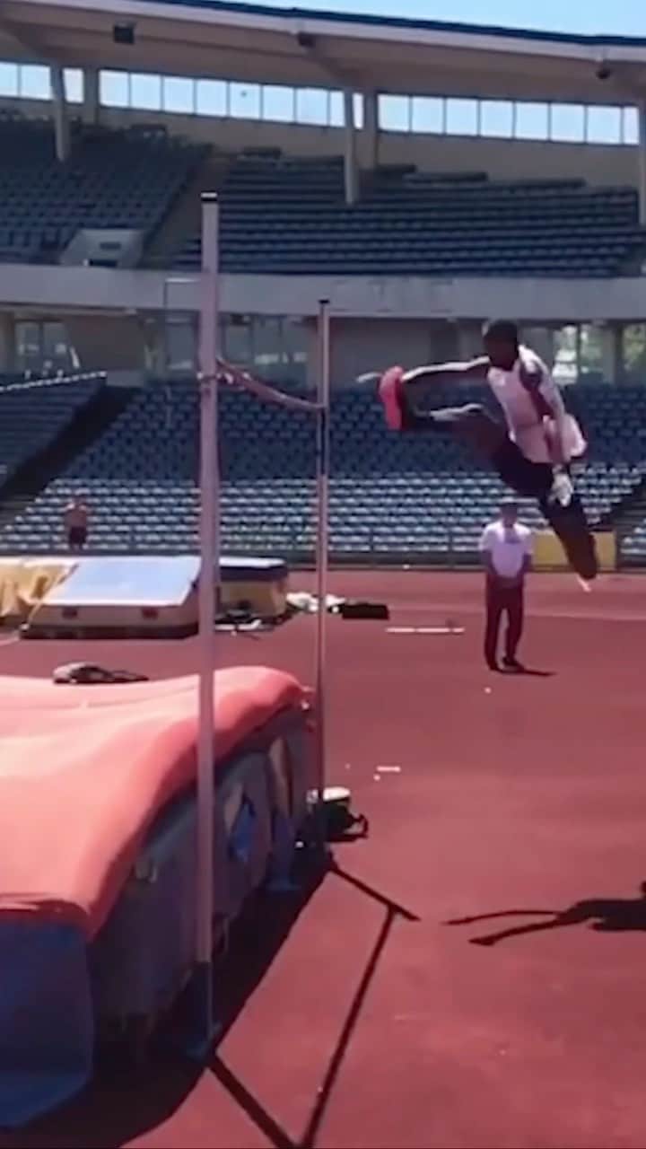 レッドブルのインスタグラム：「@mutaz.barshim is always raising the bar, to 2.16m to be precise 😏  #redbull #givesyouwiiings #highjump #athletics #Qatar」