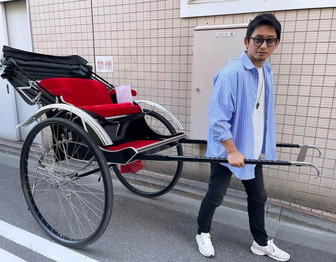 吉永啓之輔のインスタグラム：「乗るか？  引っ張り回すわ〜🫡  #浅草 #人力車 #人力車のお兄さん」