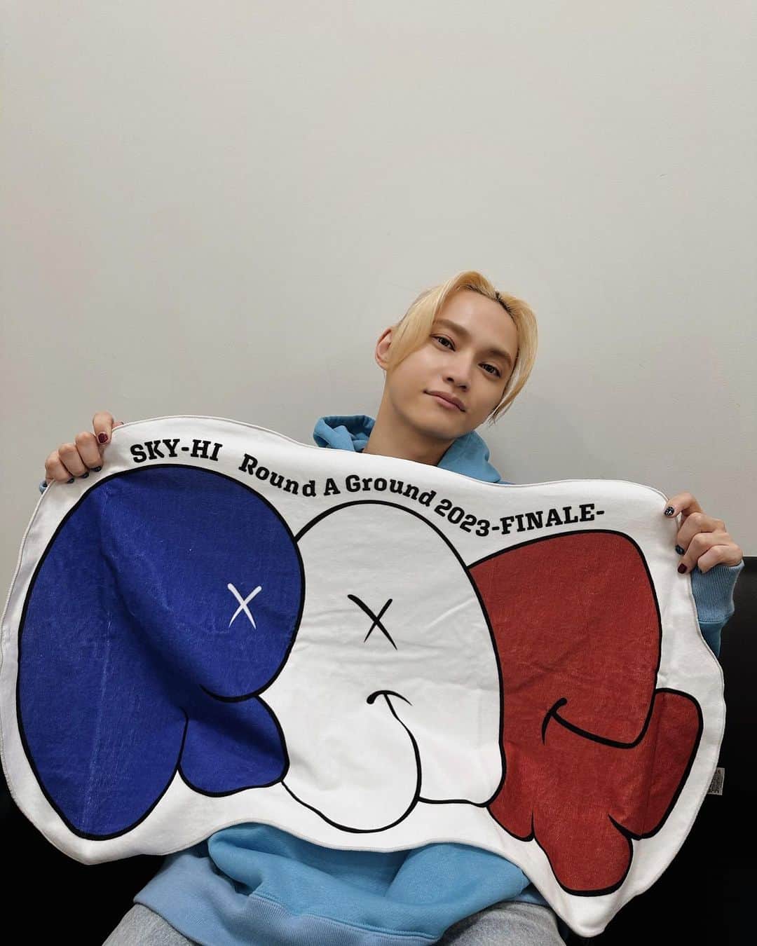 SKY-HIのインスタグラム：「Round A Ground 2023 -FINALE- タオル👍  いよいよ明日、 SKY-HI Round A Ground 2023 -FINALE- 初日🔥  10/7(土) 北海道公演  [ROUND 096🏁]  ▼開演時間 13:30  ▼会場 サッポロファクトリー アトリウム  《観覧無料》 皆さまのお越しをお待ちしております！  各会場でGOODS販売もあり  📀LIVE DVD & Blu-ray『SKY-HI ARENA TOUR 2023 -BOSSDOM-』を 会場でご予約いただくと “SKY-HI名刺お渡し会”にご参加いただけます。  なお『SKY-HI Round A Ground 2023 -FINALE-』全公演にて、 ライブ中の模様（一部）を SKY-HIアカウント @skyhidaka からインスタライブ配信予定です📹  #RAG_FINALE #SKYHI」