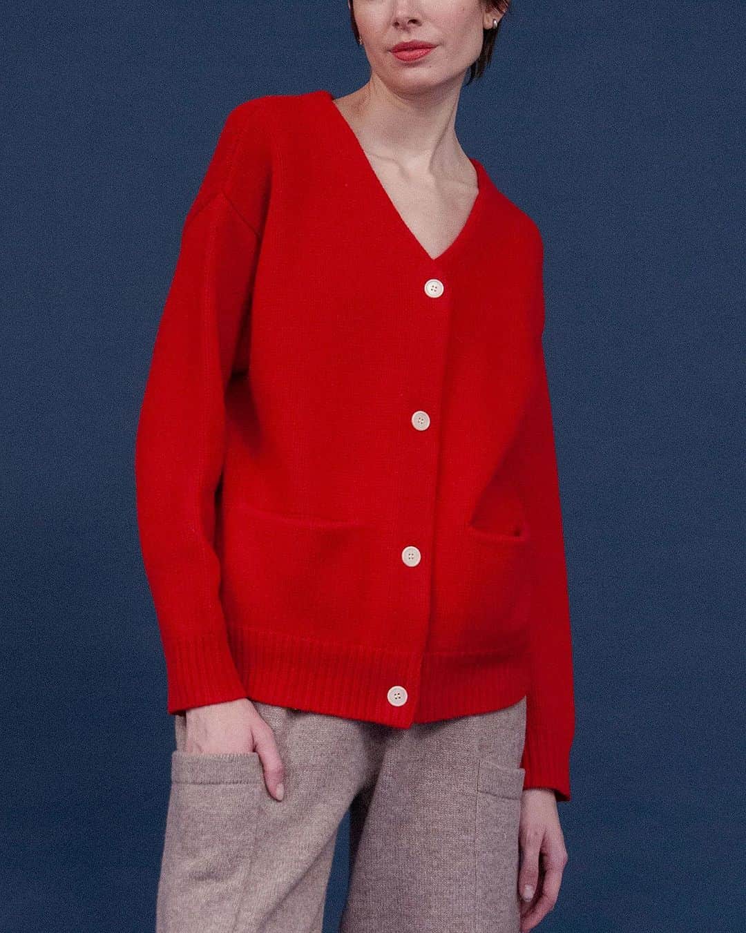 デミリーのインスタグラム：「BACK IN STOCK: The perfect fall cardigan, SHEN in this vividly rich Scarlet Red hue, just restocked!」