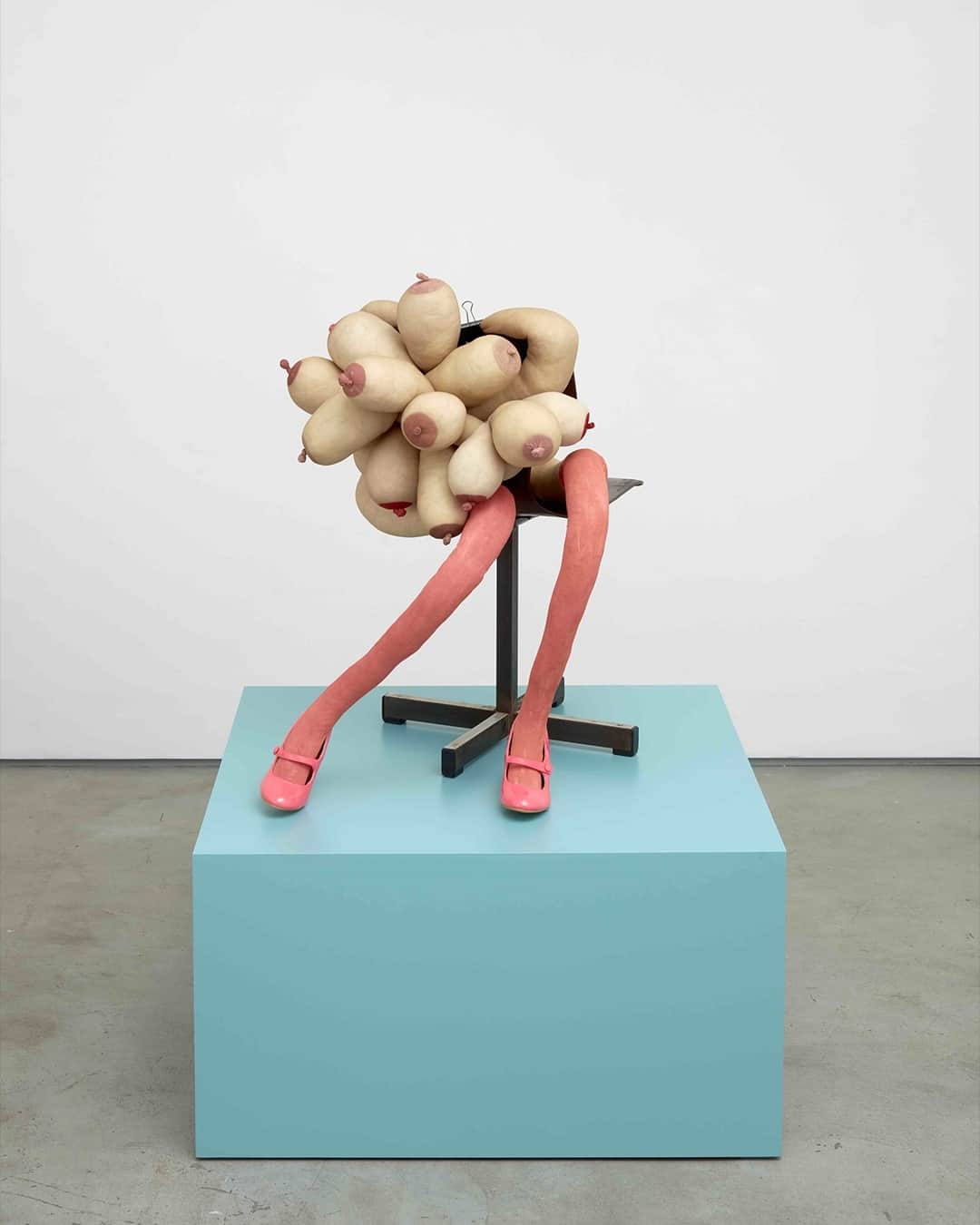 AnOther Magazineさんのインスタグラム写真 - (AnOther MagazineInstagram)「As #SarahLucas’s mammoth new exhibition, Happy Gas, opens at @tate Britain, co-curator @dominique_h_m_ unpacks six key pieces from the artist’s illustrious career ❤️⁠ ⁠ Swipe to see four extracts, and read @daisyaecw's full story at the link in bio 📲⁠ ⁠ 📸 1. Red Sky Dah, 2018. Kurimanzutto, Mexico City / New York. Courtesy the artist and @sadiecoleshq, London⁠ 3. Bunny, 1997. Private collection. Courtesy the artist and Sadie Coles HQ, London © Sarah Lucas⁠ 5. Sugar, 2020. Courtesy the artist and Sadie Coles HQ, London © Sarah Lucas⁠ 7. Got A Salmon On #1, 1997. © Sarah Lucas, courtesy Sadie Coles HQ, London⁠」10月6日 23時05分 - anothermagazine