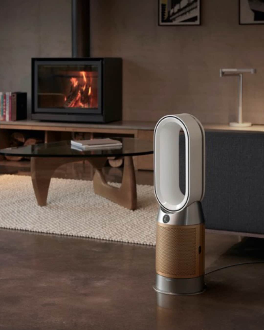 Dysonのインスタグラム：「Home comforts.  As you get cosy this season, Dyson purifiers help to remove airborne pollutants from your indoor environment that can be emitted by log burners.  So you can relax and enjoy your evening.  Discover more using the link in bio.   #Dyson #DysonHome #DysonPurifier #HomeComforts #DysonTechnology」