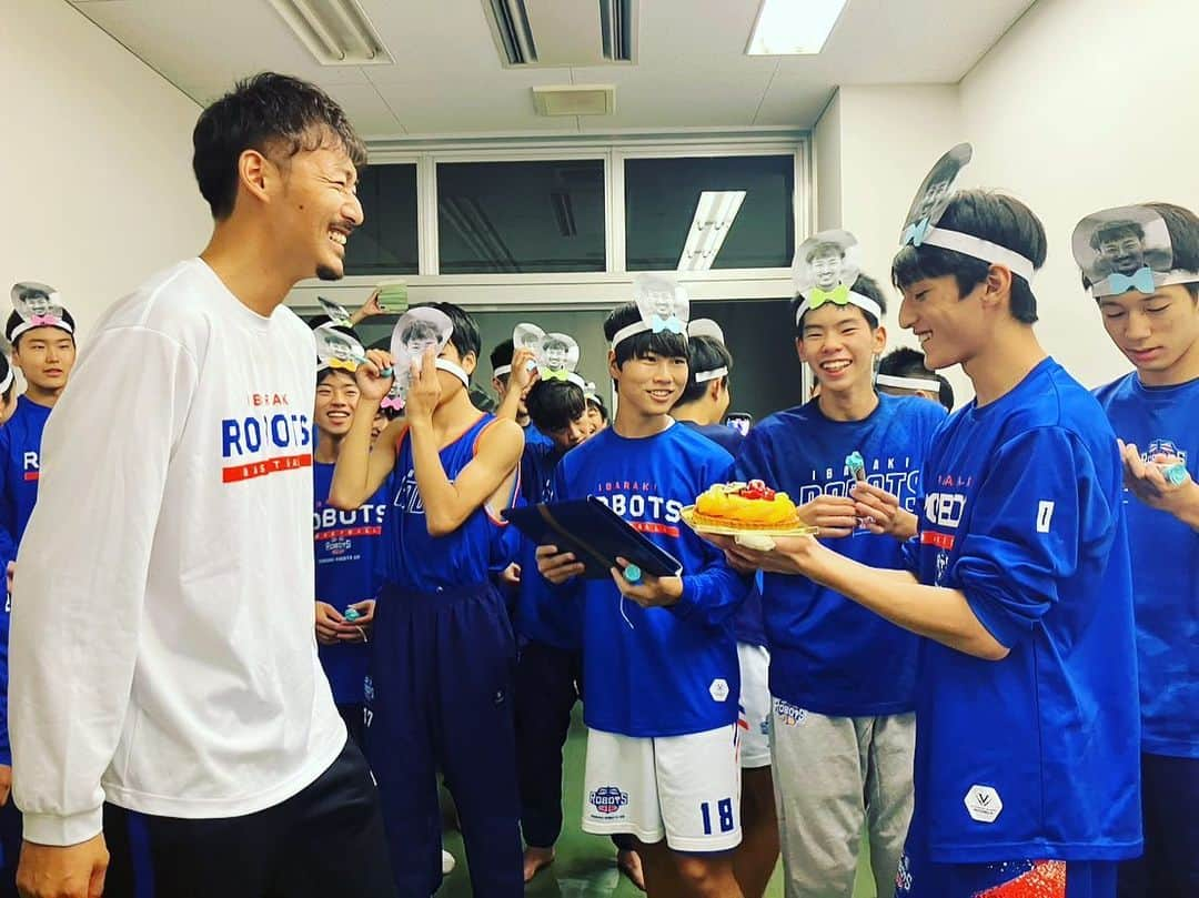 遥天翼さんのインスタグラム写真 - (遥天翼Instagram)「今年もまさかのサプライズで練習後に誕生日を祝って頂きました。  ずっと前から仕込んでいたみたいで去年よりも更に盛大な誕生日となりました。  自分にとっては我が子のような選手たちに囲まれて、祝ってもらえることがこんなに嬉しいことはありません。  そして毎回、思うのは  本当に私は幸せ者だなーっていうこと。  選手達が、保護者の方々が、 こうして企画して祝ってくれることがどんなに有難いことか。  感謝しかありません。  まだまだ人としても未熟な私ですが、これからも選手に負けよう努力をし続けて成長できたらなと思います。  心から感謝。  みんなありがとう。」10月6日 23時06分 - tenyoku