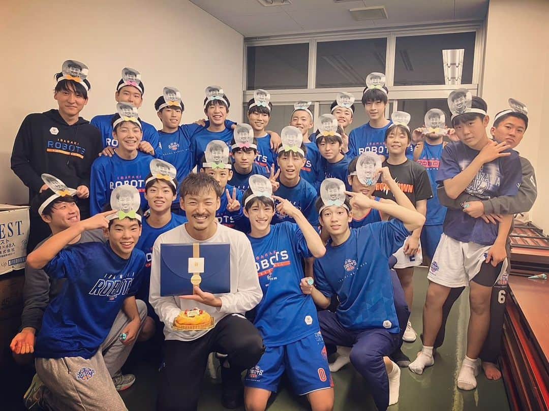 遥天翼のインスタグラム：「今年もまさかのサプライズで練習後に誕生日を祝って頂きました。  ずっと前から仕込んでいたみたいで去年よりも更に盛大な誕生日となりました。  自分にとっては我が子のような選手たちに囲まれて、祝ってもらえることがこんなに嬉しいことはありません。  そして毎回、思うのは  本当に私は幸せ者だなーっていうこと。  選手達が、保護者の方々が、 こうして企画して祝ってくれることがどんなに有難いことか。  感謝しかありません。  まだまだ人としても未熟な私ですが、これからも選手に負けよう努力をし続けて成長できたらなと思います。  心から感謝。  みんなありがとう。」