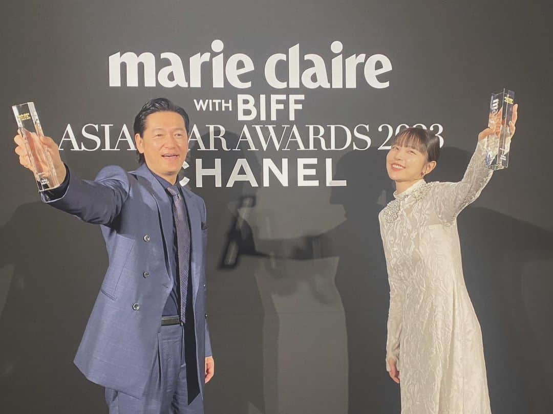 井浦新のインスタグラム：「_ ASIA STAR AWARDS 2023では アジアの錚々たる俳優たちの中 向里裕香さんがFACE OF ASIA賞を受賞されて 映画【福田村事件】からＷ受賞🏆  クラウドファンディングのご支援によって作られた 小さな小さな自主制作映画が 大きく大きく育ってきています  ありがとうございます  釜山国際映画祭でも上映が始まりました 福田村事件はまだまだ全国で公開中です  #asiastarawards  #釜山国際映画祭 #福田村事件」