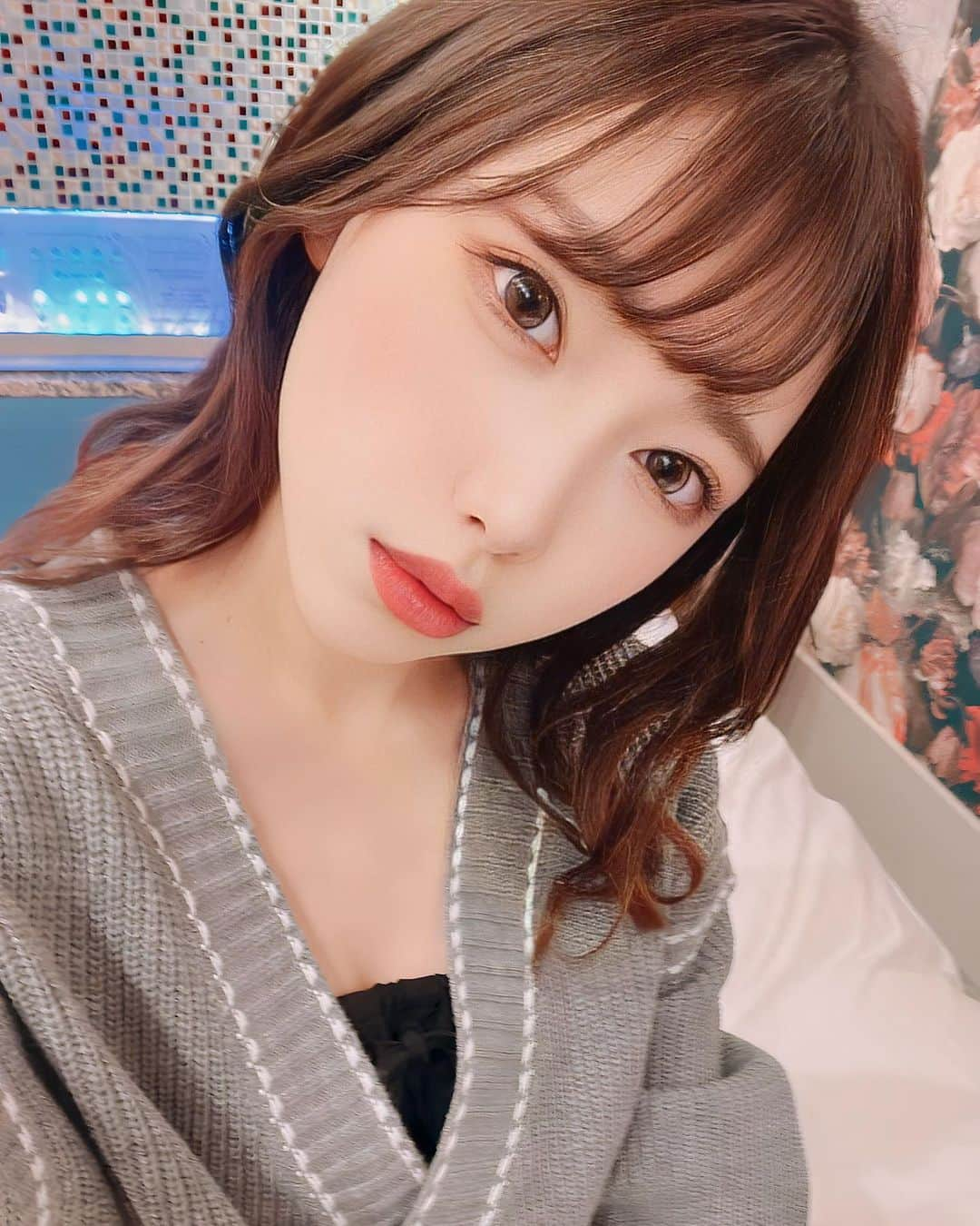 さつき芽衣のインスタグラム：「．  🤫💭💗  内緒で密会🫣   #撮影  #オフショット  #セルカ   #女優  #グラビア  #japanesegirl  #🇯🇵   #ホテル好き  #🏨 #좋아요  #셀카」