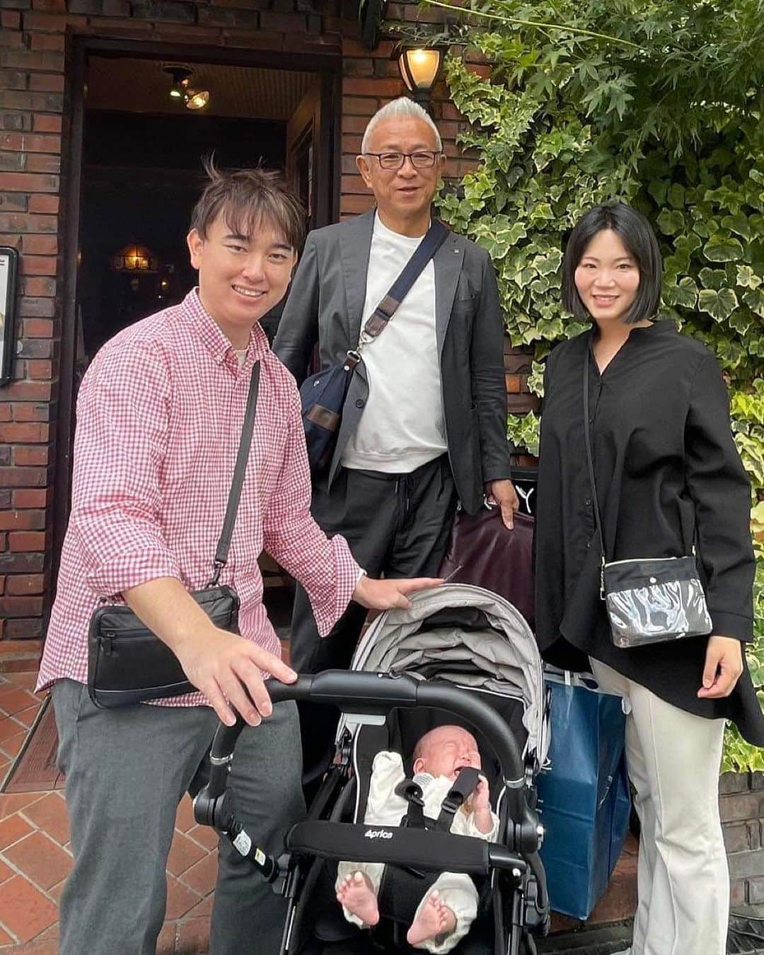 内田有理のインスタグラム：「親分❣️ヒロコーヒー山本社長〜 with 旦那とベビー👶 元職場、アルバイトだったのにこんなに良くしてもらって😣✨  紹介できて久しぶりにお会い出来て良かったです😌 ずーっと2016年頃の「お前は結婚しろ」が宣告の様に覚えています笑 本当にコーヒー美味しいんです☕️✨ファンが多い✨  やっぱり結婚しても、こんな良くしてもらって、逆にコーヒー業界やめられませんね☕️❤️‍🔥」