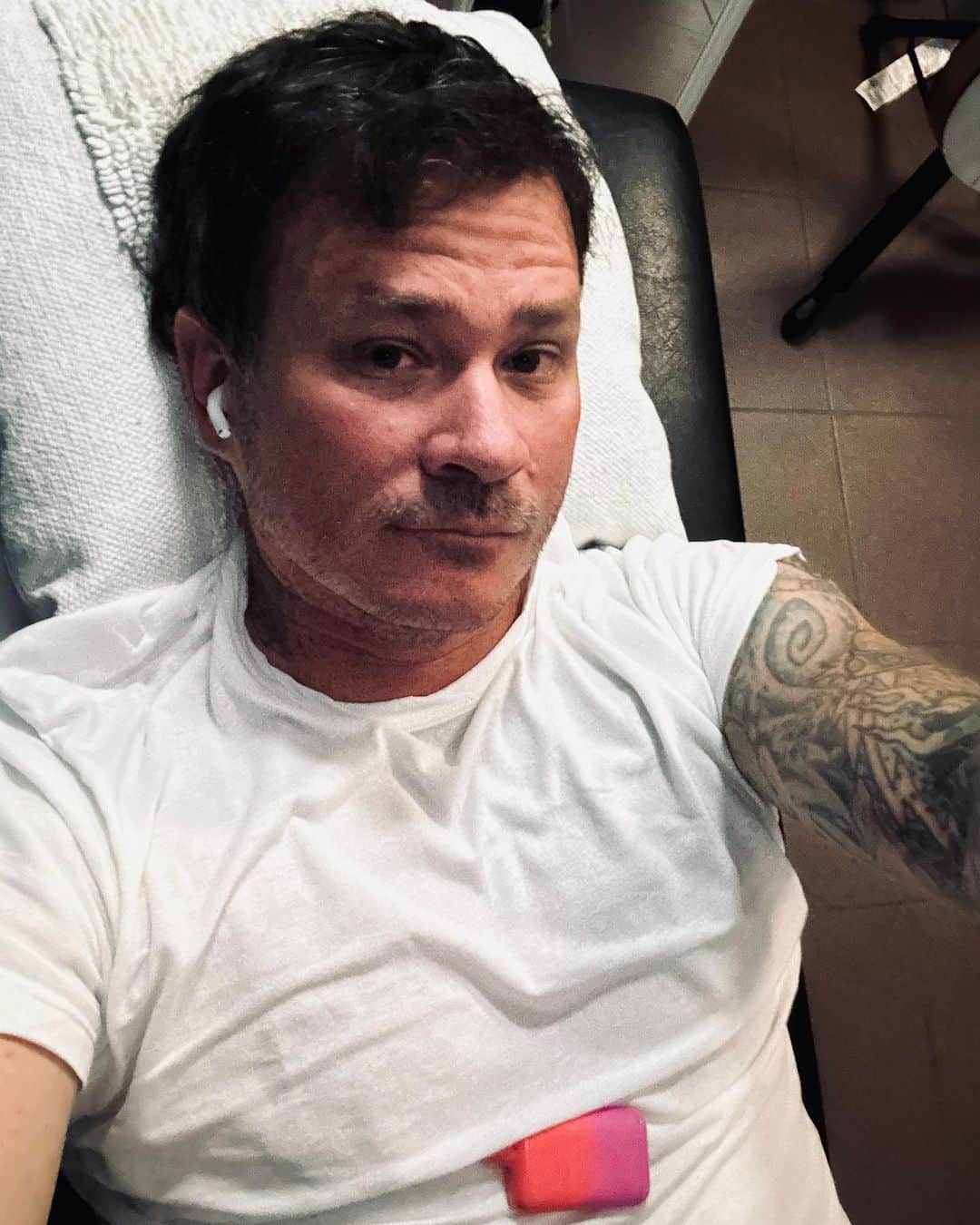 トム・デロングのインスタグラム：「Sitting backstage in Bologna, Italy.. AND - My movie is out today ☺️ #monstersofcalifornia @tothestars.media #Apple #Amazon #YourDadsLips」