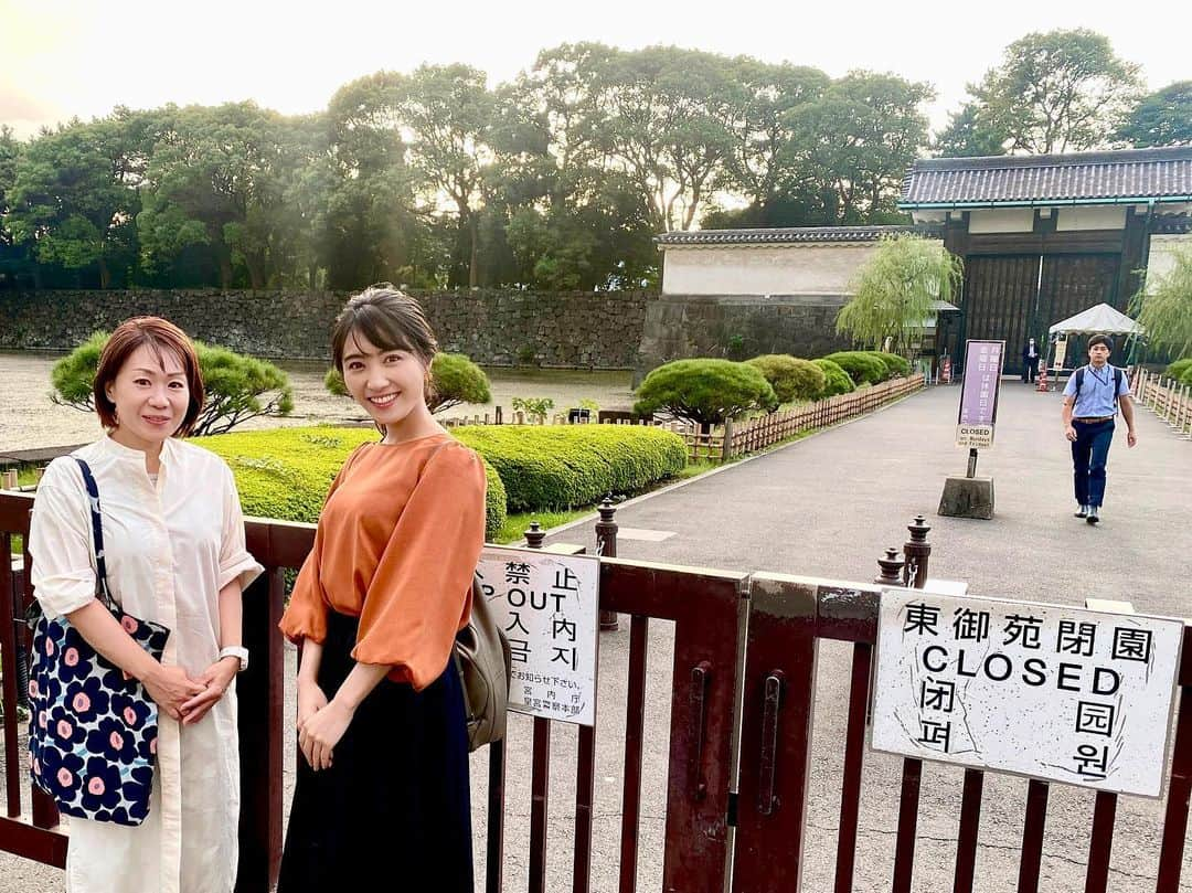 久保井朝美のインスタグラム：「🏯 憧れのお方と江戸城へ☺️  先日10年ぶりに再会した 城郭ライターの 萩原さちこさん❤️  一緒にお城めぐりできて 江戸城が深まりました✨  石の声が聞こえた🥹‼️  15時に待ち合わせて 気付いたら22時半🤣🤣 ラストオーダーがなければ ずっと話していたと思う🤭  楽しくて時間を忘れるとは こういうことか❤️❤️  お城話は尽きないです😇  #萩原さちこ #久保井朝美 #江戸城 #皇居東御苑 #お城好きな人と繋がりたい #秋の空が好き #秋の雲 #城めぐり #夕焼けの富士山 #日本の城 #japanesecastle #徳川家康 #どうする家康」