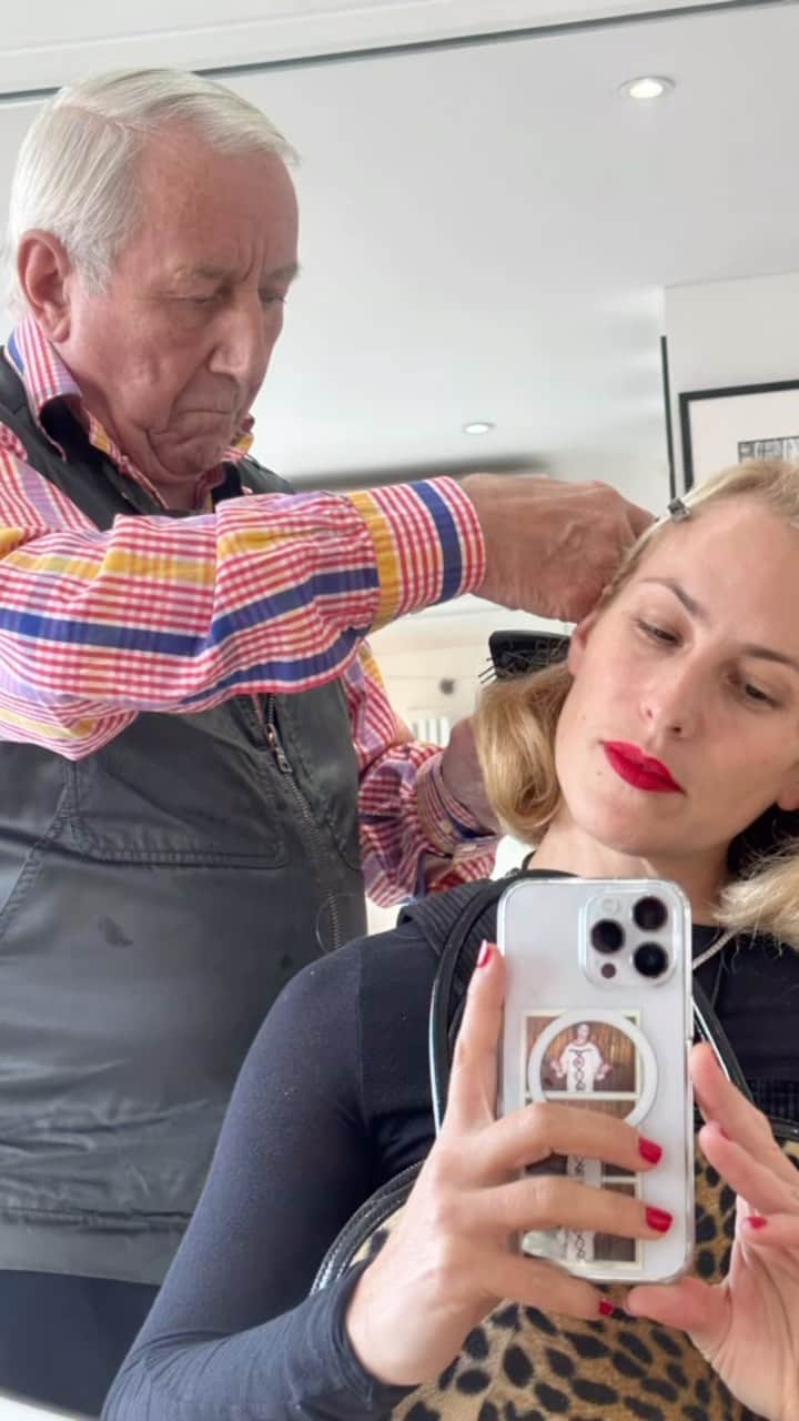 シャーロットオリンピアのインスタグラム：「The dream team @john_hilliard_hair and @sibibolan_colour 💕」