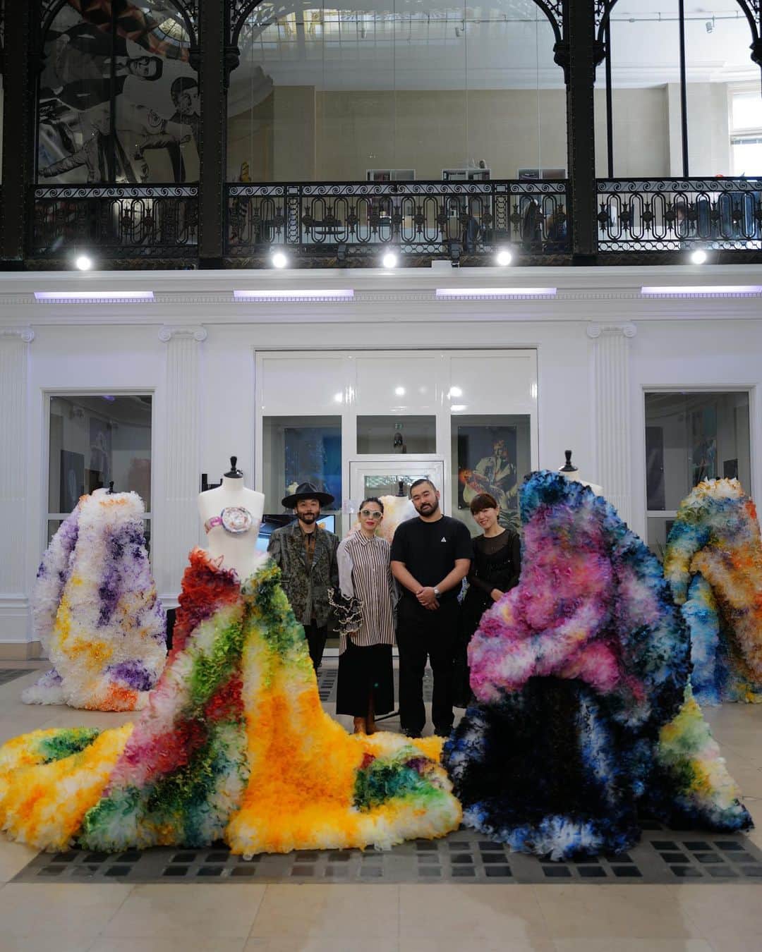 根岸由香里のインスタグラム：「. 第５回FASHION PRIZE OF TOKYO受賞ブランド。 @tomokoizumi は幸せや高揚感だけでなく、毎回新しい気づきとなるような投げかけをしてくれる。 本当に真剣に自分と向き合い、生み出すことと向き合い、 殻に収まることなく自由に。 今回の作品のテーマは「Dress as a painting, Painting as a dress（絵としてのドレス、ドレスとしての絵）」 アートとは？服とは？その境界線は？ 四角いフリル生地に自らペイントした大きな布地。 それは絵にもなりドレスにもなり、自由に姿を変える。」