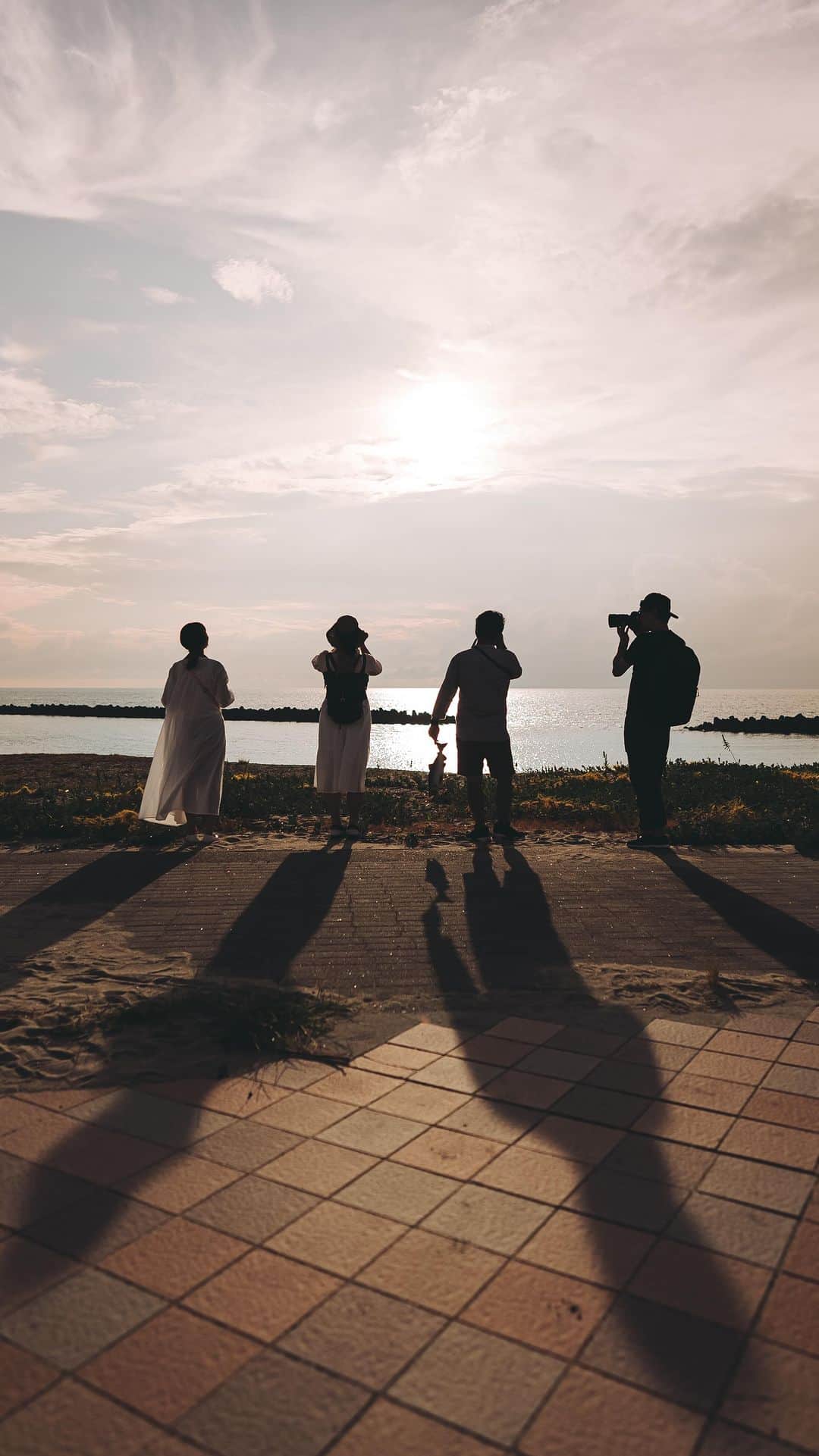 wacameraのインスタグラム：「My trip to Murakami Niigata prefecture. The lost good old Japanese culture remains deeply here. It is a wonderful place where you can enjoy the fusion with modern times.  新潟県村上市の旅 関西のフォトグラファー5人で旅した村上で体験したことを紹介します🥰  ①そのまま海に流れ込んでいるかのような瀬波温泉  動画では足湯だけですが、瀬波温泉は日本海に面していて夕焼けに溶け込むようなロケーション。夜は波の音が天然のヒーリングインストゥルメンタルとなり心地よい時間が過ごせた♨️  ②村上ならではの茶染め体験できる場所  山上染物店では観光客用に短時間でできるハンカチの茶染め体験ができるの。私は割り箸と輪ゴムで必死に出来上がりを想像してやってみたよ。結構思い通りの仕上がりで嬉しい！値段は2時間強で1800円☺️  ③日本最北にあるお茶処、それが村上市  知ってましたか？日本で一番北にある茶畑は新潟県村上市なのです。太平洋側の暖かい土地でできるお茶との違いは、長い冬を耐えぬき暑い時間が少ないため、甘みが強くまろやか。そんなお茶を生かした冨士美園のお店を奥へ進むとをひっそりと佇むティールーム茶寮カネエイ。まるで隠れ家のような店内。そこでたくさんの中から気になるお茶とお茶菓子をいただいたのだけど…時間を忘れるほどおいしくてついつい長居してしまったほど。村上市に来たらここはマスト✨  ④日本海が作り上げた神秘の地形をのぞむ  「遊覧船笹川流れ」は荒波に削られ形を変えていった岩礁や洞窟を船から眺めることのできるアクティビティ。このあたり一帯の海の透明度も驚くほどにクリア。東京生まれ東京育ち、大阪在住の私は日本でこんなに綺麗な海、みたことない…っていうくらい。カモメとお友達にはなれないけど少しお近づきになれるのも楽しかった🕊️  と、まだまだ見どころはたくさんあるのでまたポストします。参考にしてもらえたら嬉しいな☺️」